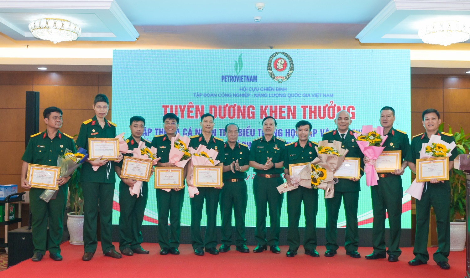 Hội CCB Petrovietnam trao Bằng khen cho các tập thể, cá nhân có thành tích xuất sắc trong nghiên cứu khoa học, cải tiến kỹ thuật, ứng dụng sáng kiến vào thực tiễn, góp phần nâng cao hiệu quả sản xuất kinh doanh và lan tỏa phong trào thi đua sáng tạo trong toàn Hội.