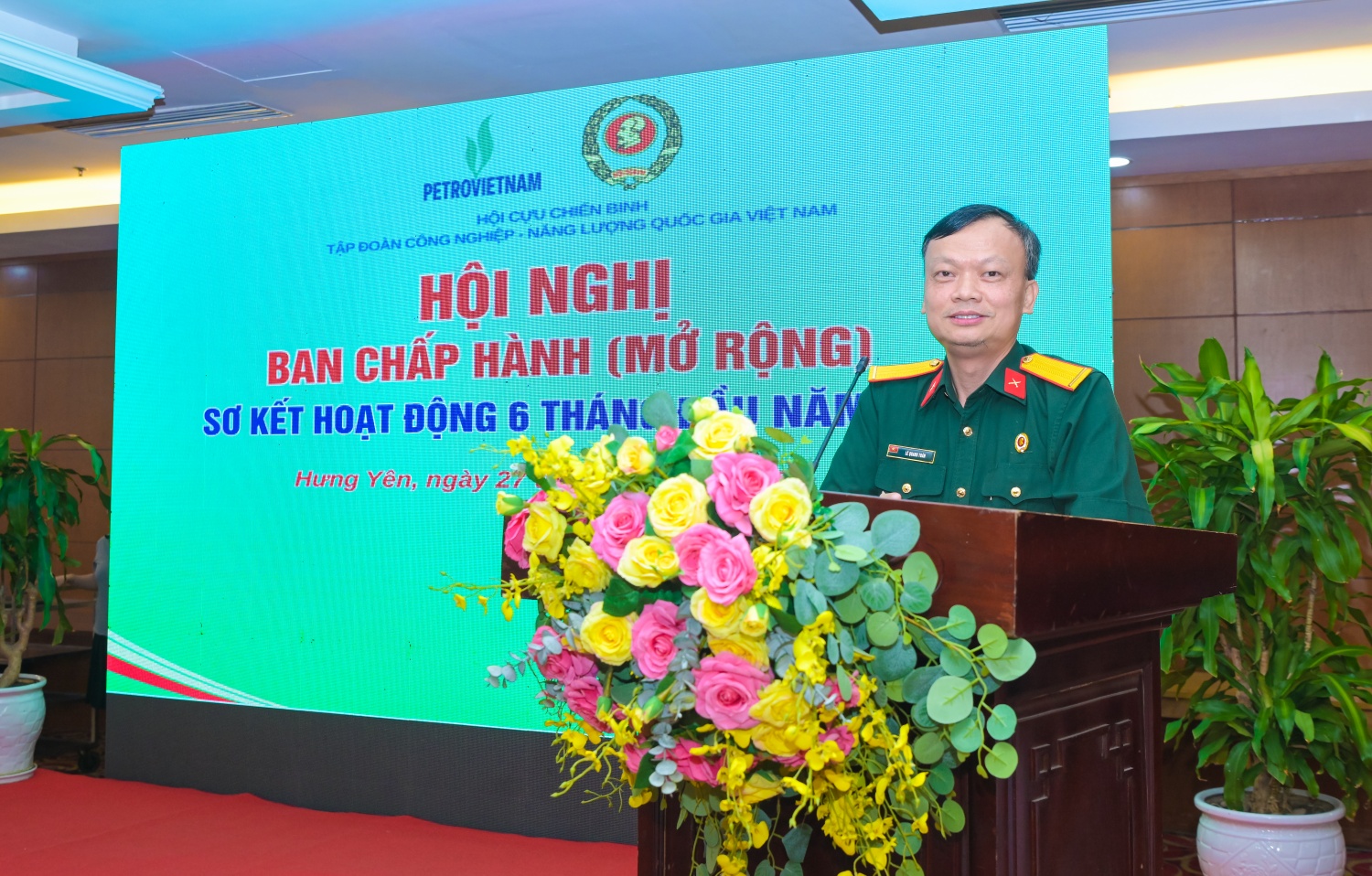 Đồng chí Lê Quang Toán, Phó Chủ tịch Thường trực Hội CCB Petrovietnam báo cáo sơ kết công tác Hội 6 tháng đầu năm và phương hướng, nhiệm vụ 6 tháng cuối năm 2026.
