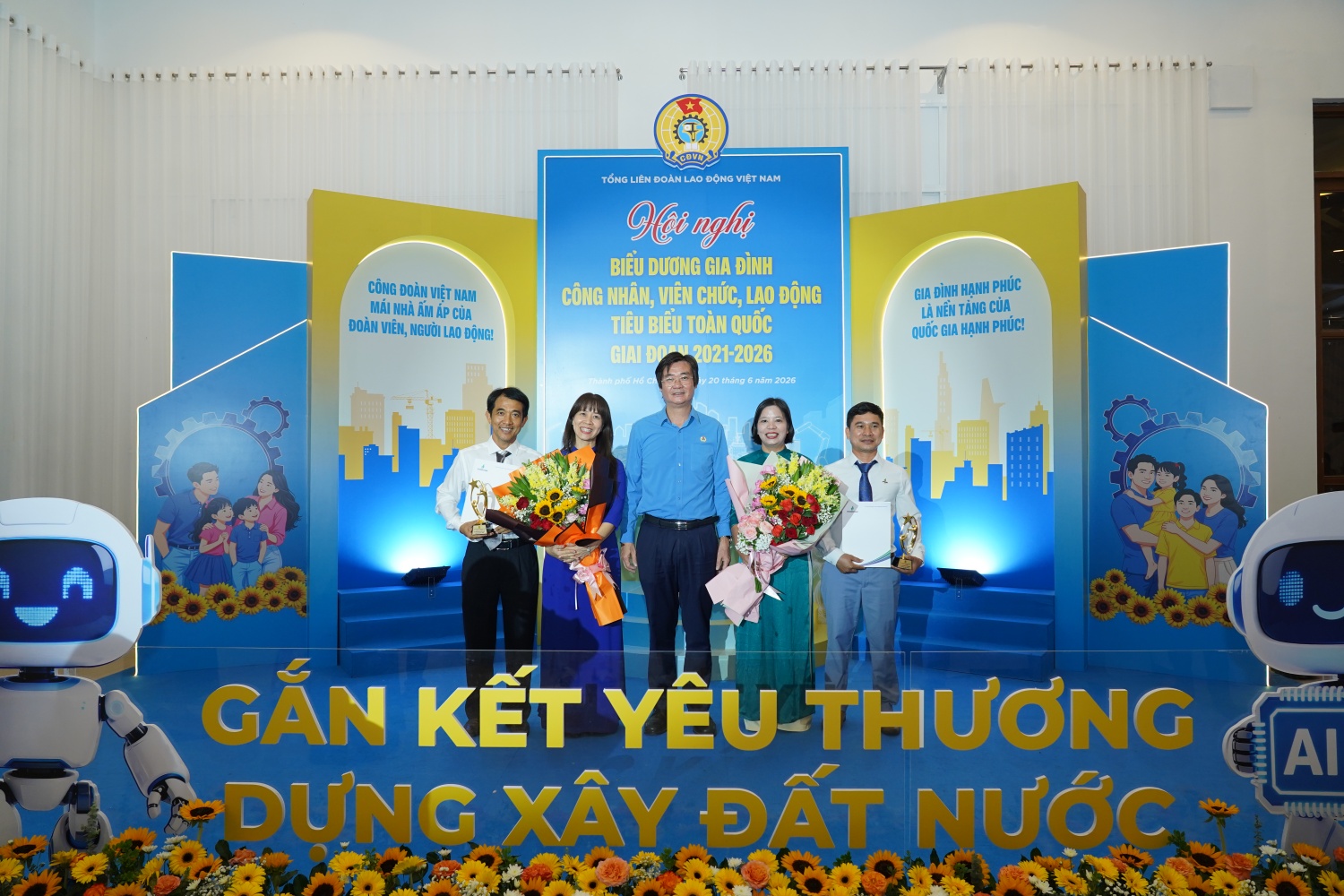 Chủ tịch Công đoàn Petrovietnam Nguyễn Mạnh Kha chúc mừng hai gia đình người lao động Petrovietnam được tuyên dương “Gia đình công nhân, viên chức, lao động tiêu biểu toàn quốc”.