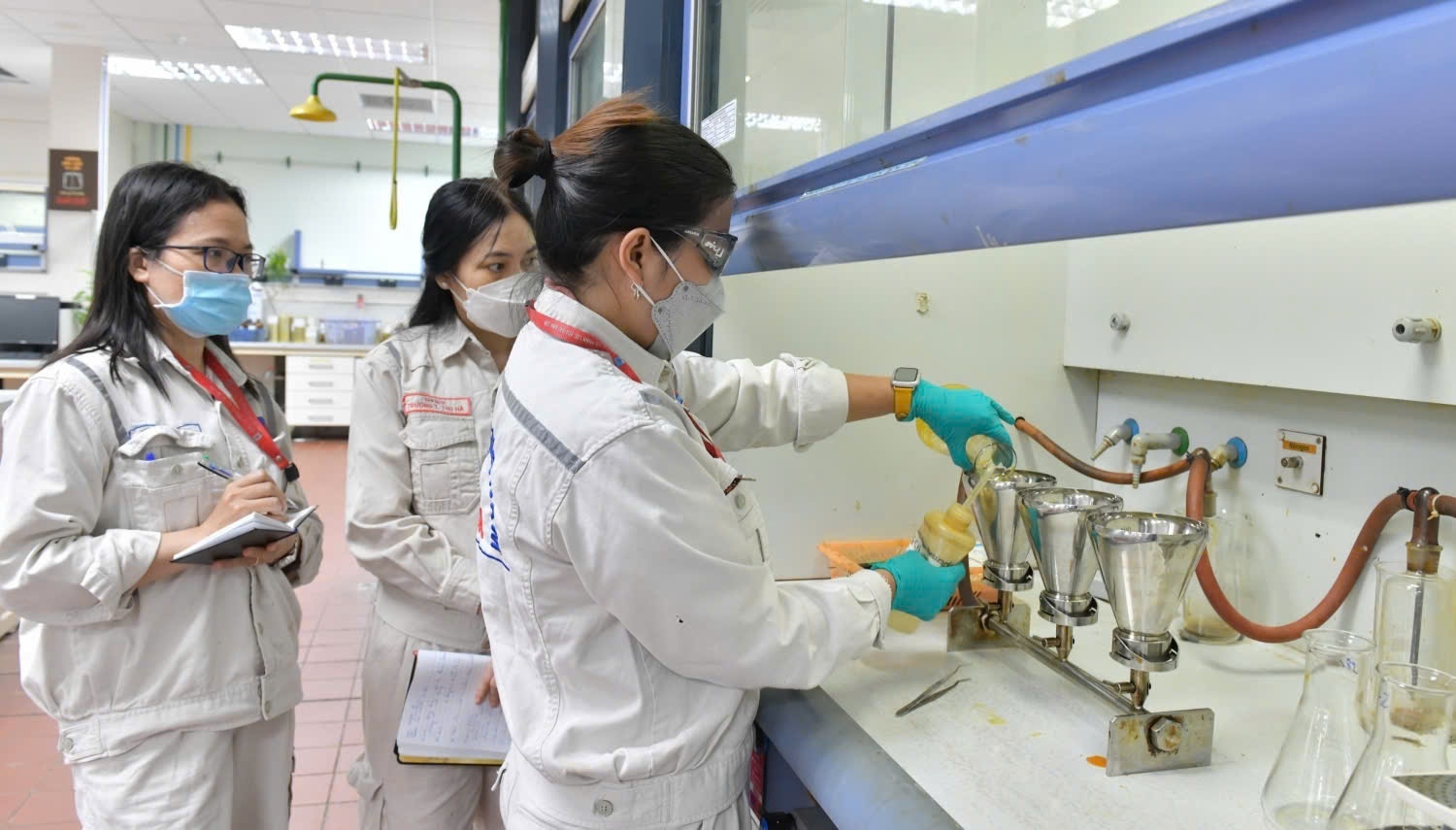 Các chế độ, chính sách dành cho lao động nữ được quan tâm triển khai, góp phần nâng cao đời sống vật chất, tinh thần, giúp chị em yên tâm công tác, phát huy năng lực và gắn bó lâu dài với doanh nghiệp.