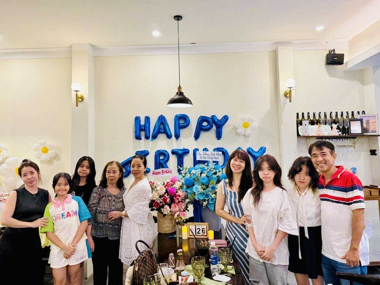 Khoảnh khắc sum họp ấm áp của gia đình anh Dũng, chị Hà bên người thân - nơi yêu thương và sẻ chia được gìn giữ trong đời sống thường ngày.