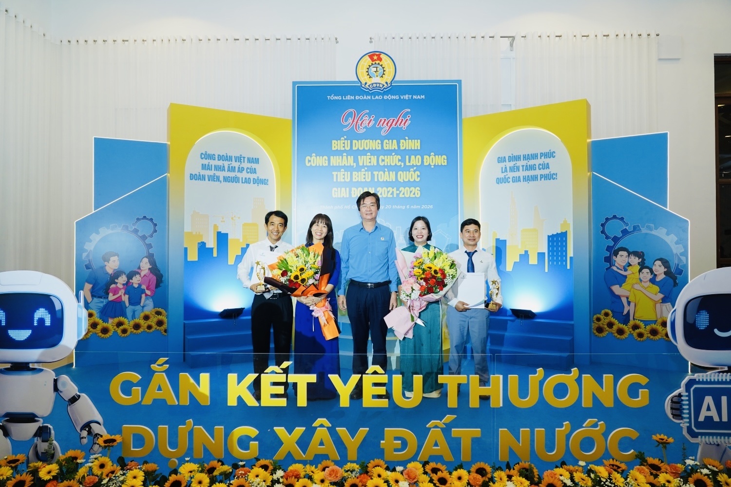 Gia đình chị Vũ Thị Vân Hà là một trong hai gia đình Petrovietnam được biểu dương Gia đình công nhân, viên chức, lao động tiêu biểu toàn quốc giai đoạn 2021-2026.