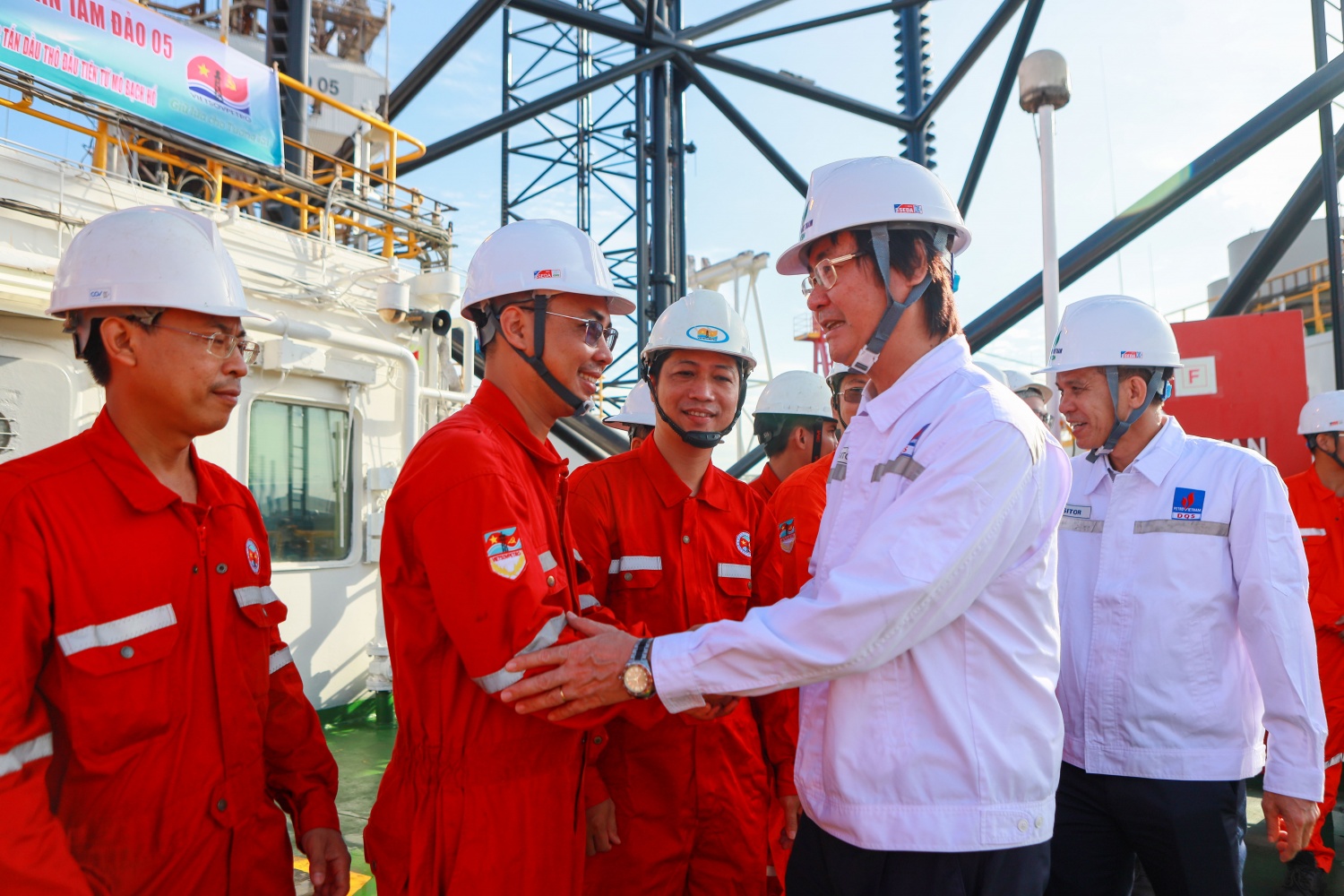 Chủ tịch Công đoàn Petrovietnam Nguyễn Mạnh Kha thăm hỏi, động viên các thủy thủ đoàn đang làm việc trên giàn Tam Đảo 05.