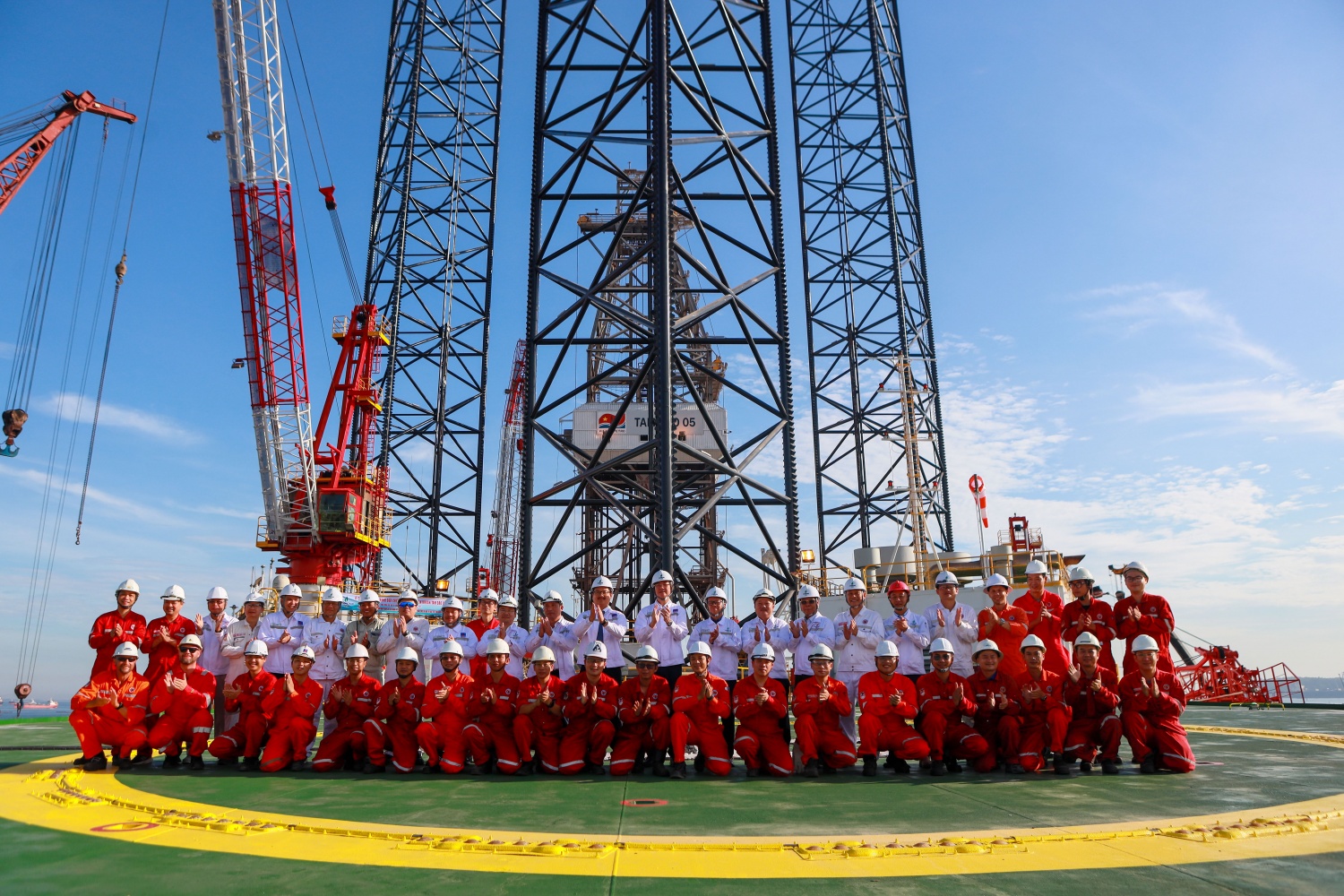 Đại diện Công đoàn Petrovietnam, PVSM, Vietsovpetro cùng các thủy thủ đoàn chúc mừng thành công dự án đại tu giàn khoan Tam Đảo 05.