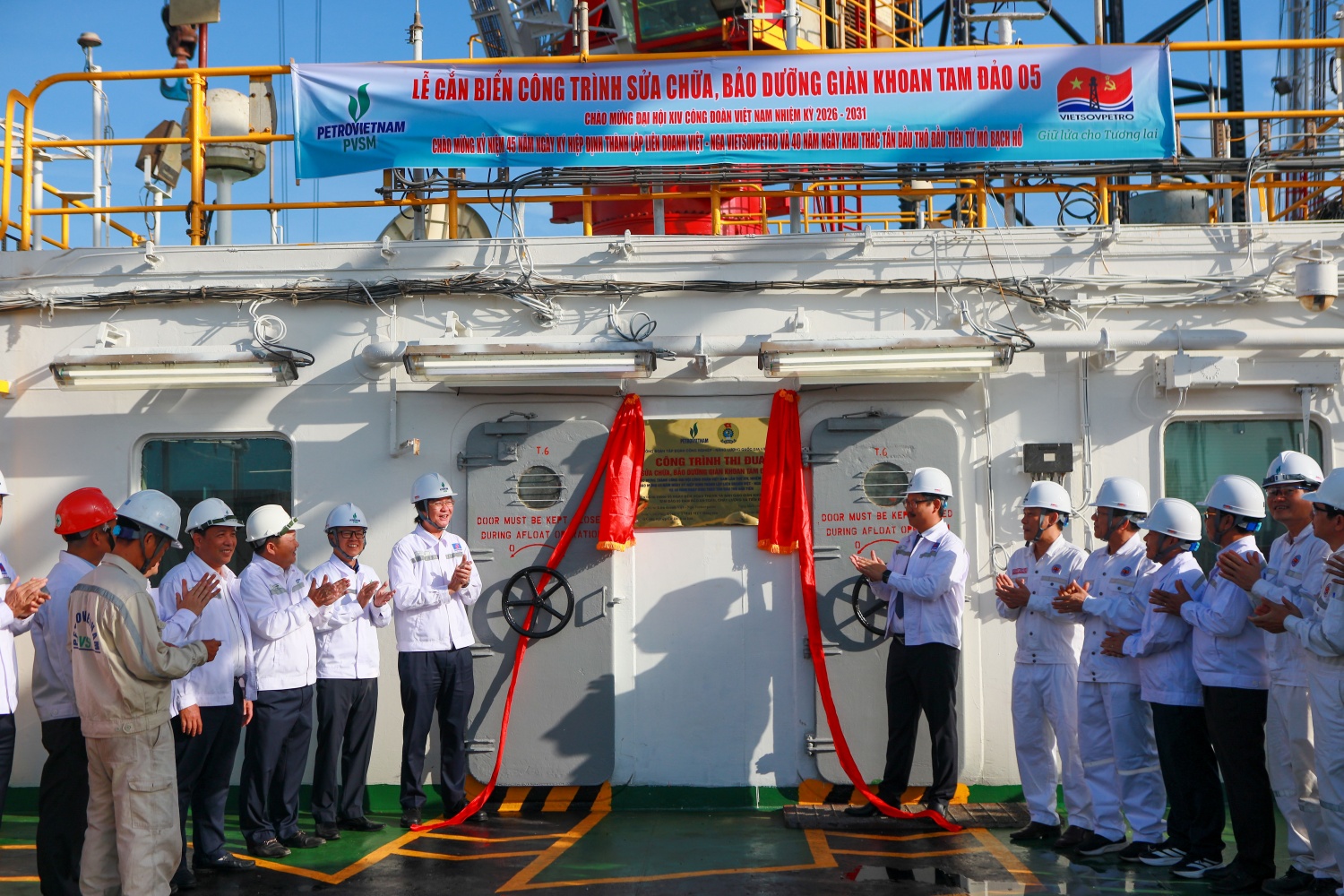 Các đại biểu thực hiện nghi thức gắn biển công trình đối với dự án sửa chữa, đại tu giàn khoan Tam Đảo 05.