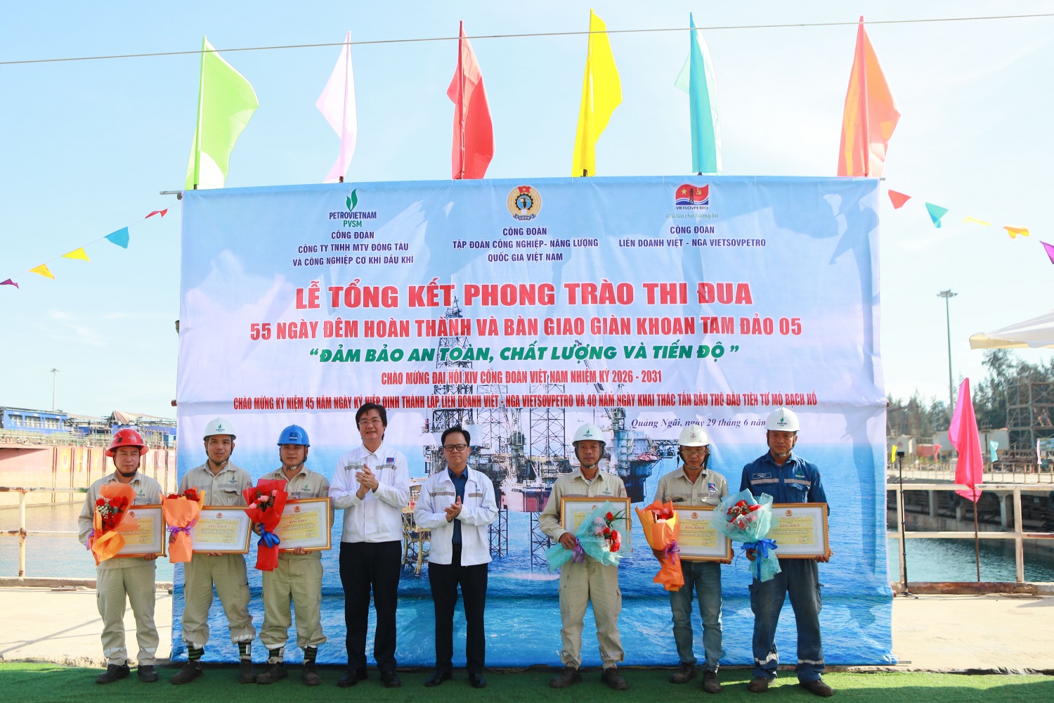 Lãnh đạo Công đoàn Petrovietnam và PVSM trao tặng bằng khen cho các tập thể và người lao động có đóng góp tích cực vào dự án.