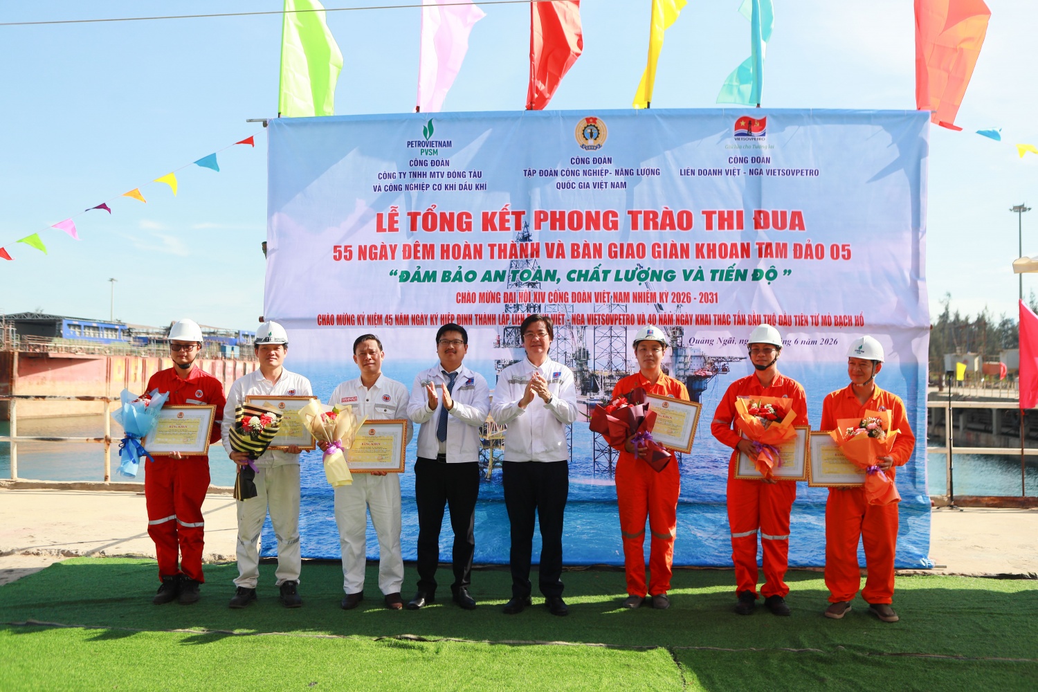 Đại diện các tập thể thuộc Vietsovpetro đón nhận bằng khen của Công đoàn Petrovietnam.