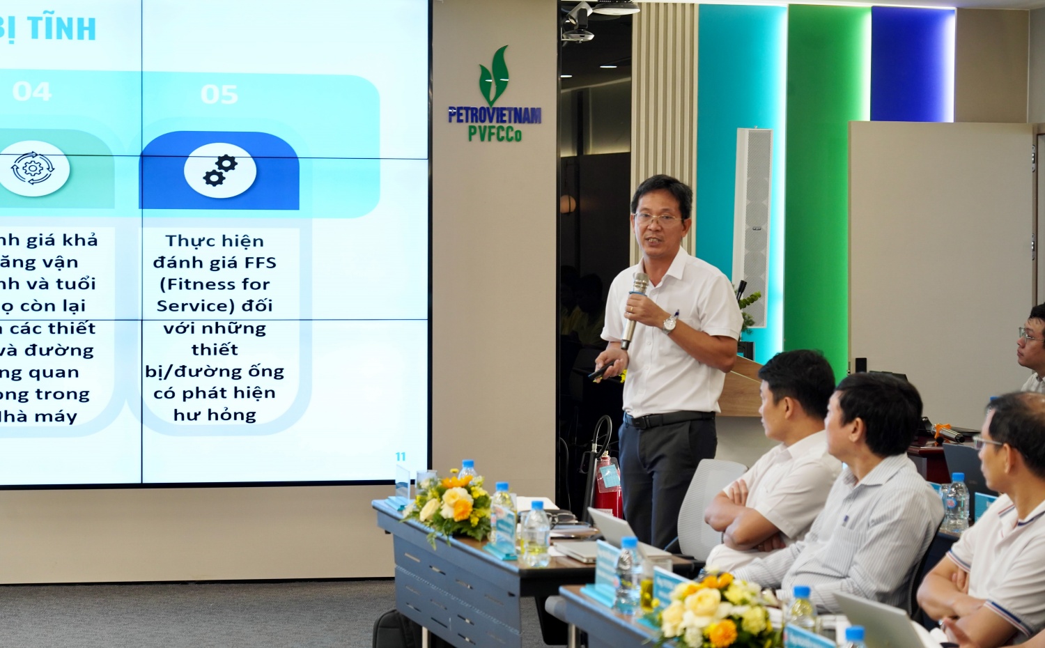 Ông Lê Thế Đông - Phó Giám đốc Nhà máy Đạm Phú Mỹ, đại diện PVFCCo - Phú Mỹ báo cáo tham luận với chủ đề “Công tác đánh giá tình trạng thiết bị để nâng cấp thay thế nhằm kéo dài tuổi thọ và duy trì hoạt động an toàn, hiệu quả đối với các nhà máy hoạt động trên 20 năm”.
