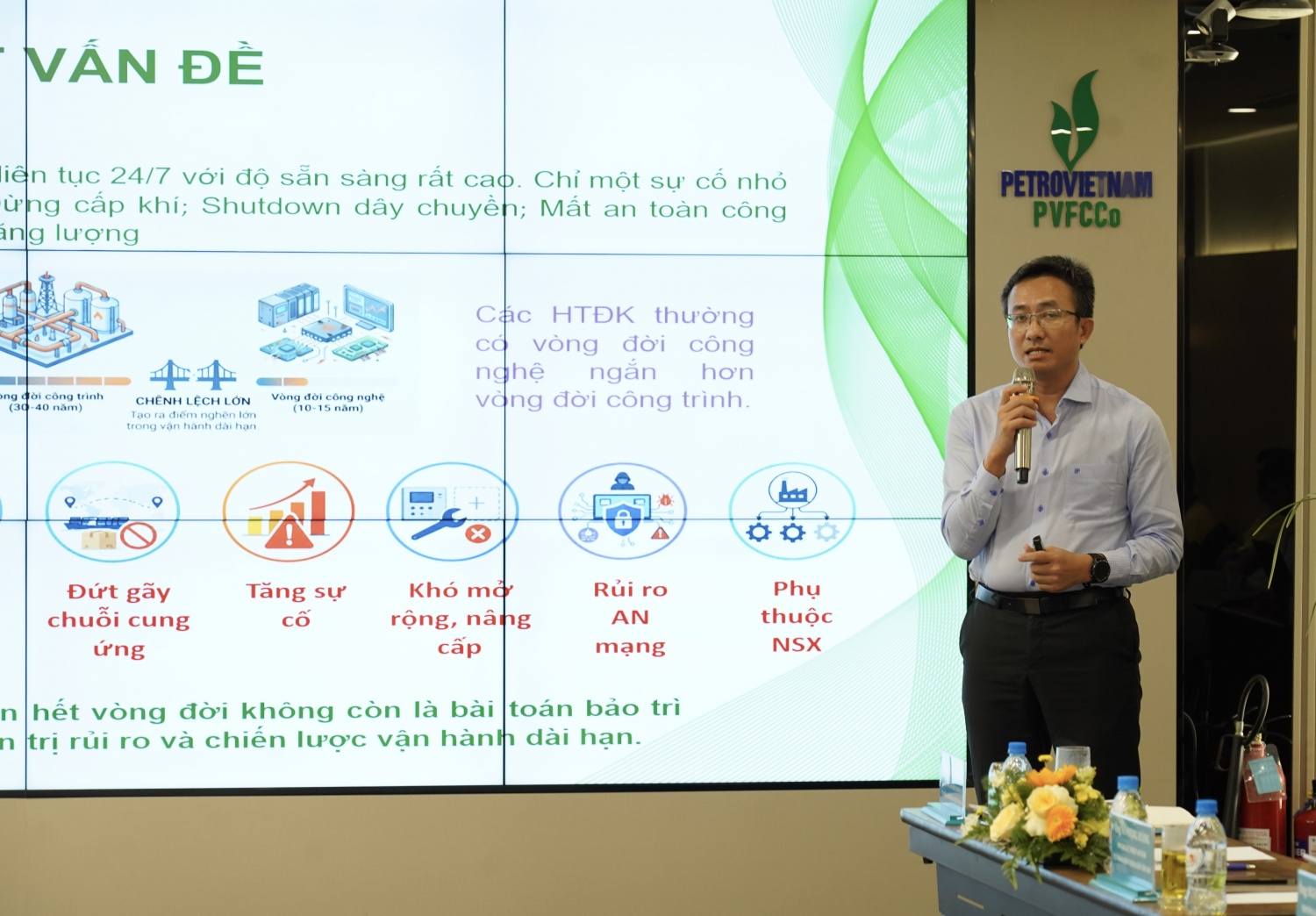 Ông Hoàng Hải Thành - Phó Giám đốc Khí Đông Nam, đại diện PV GAS trình bày tham luận “Giải pháp kiểm soát, nâng cao độ tin cậy thiết bị hệ thống điều khiển hết vòng đời: Thực trạng, giải pháp và thách thức