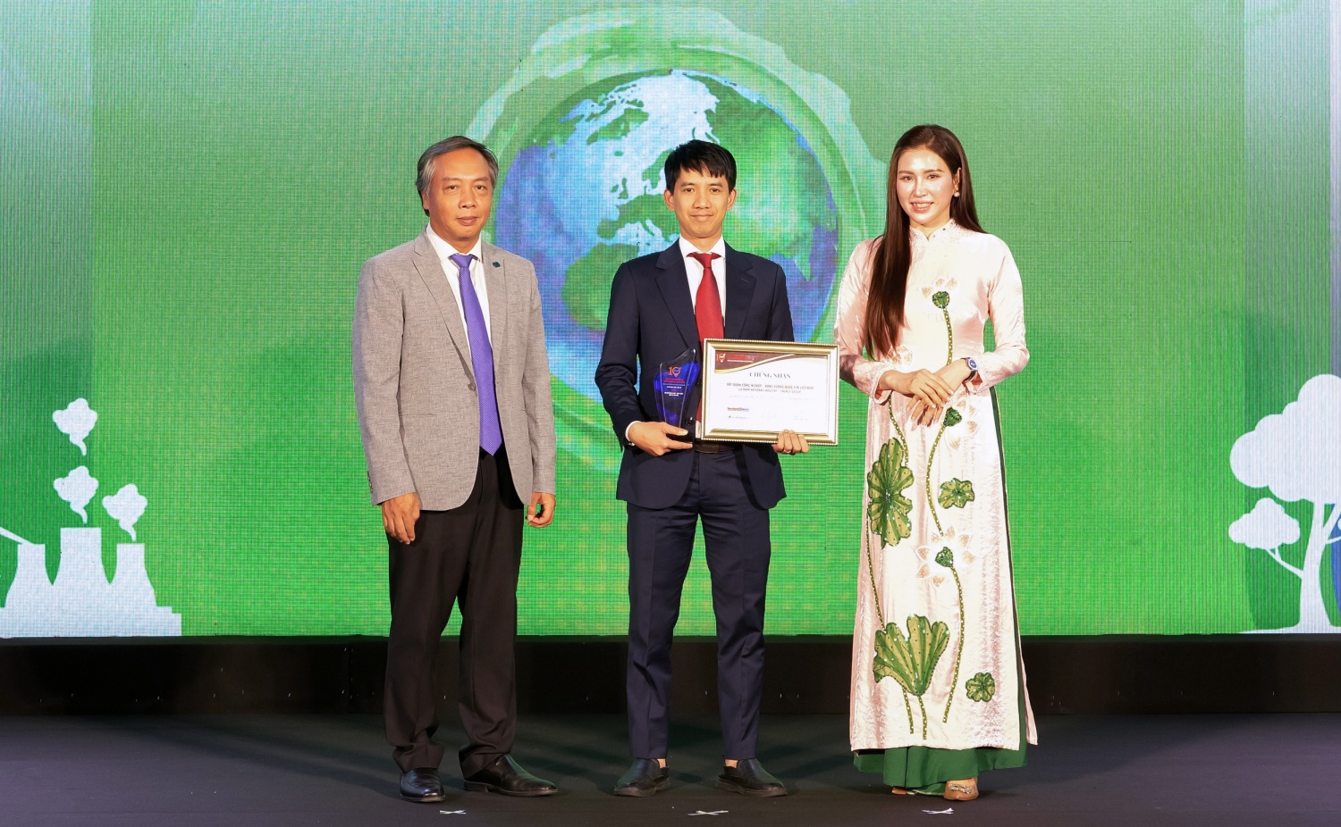 Petrovietnam được vinh danh tại hạng mục Top 10 Doanh nghiệp Đổi mới sáng tạo và Kinh doanh hiệu quả 2026 theo ngành (VIE10).
