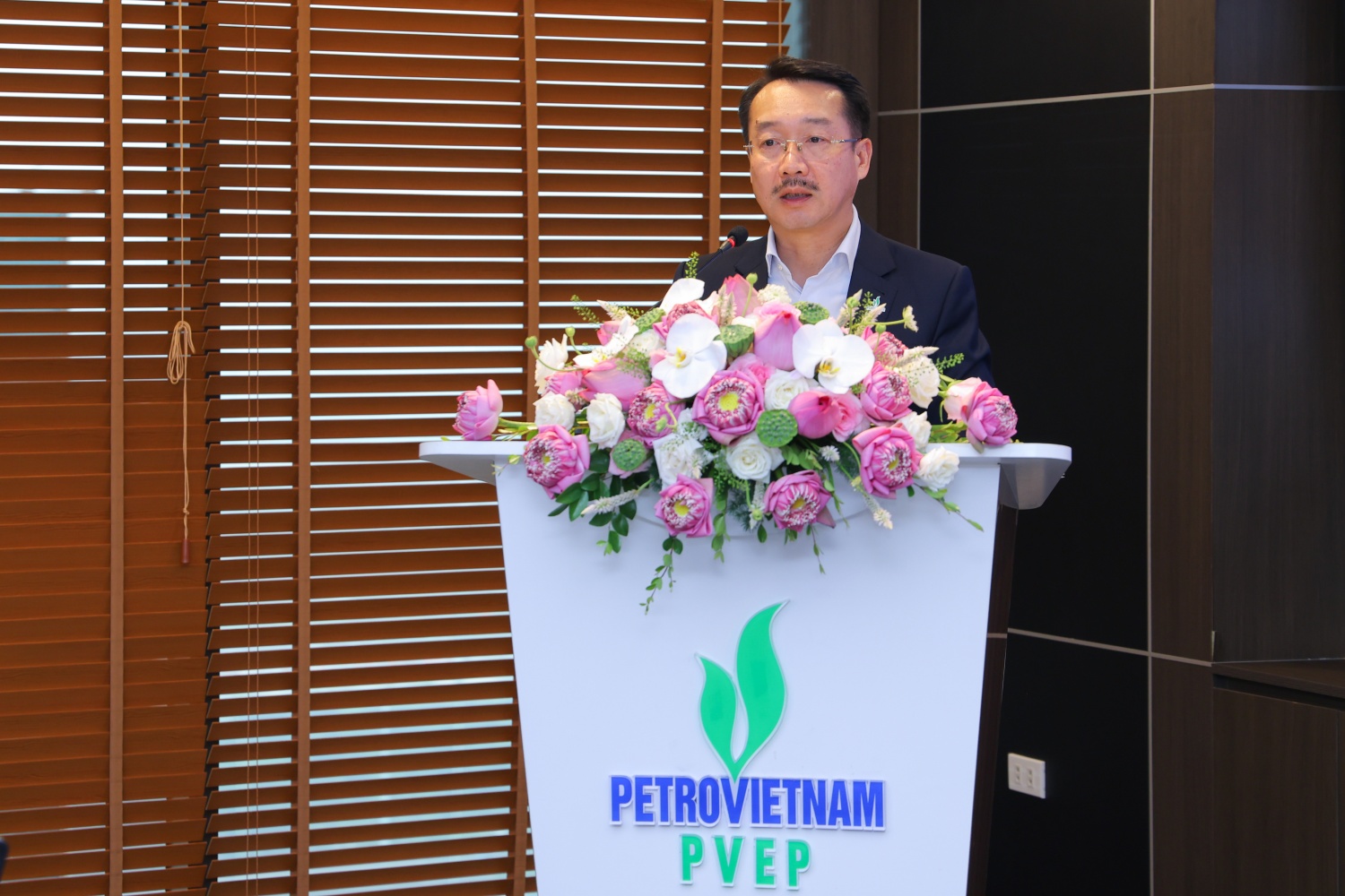 Tổng Giám đốc PVEP Nguyễn Thiện Bảo trình bày báo cáo tại hội nghị.