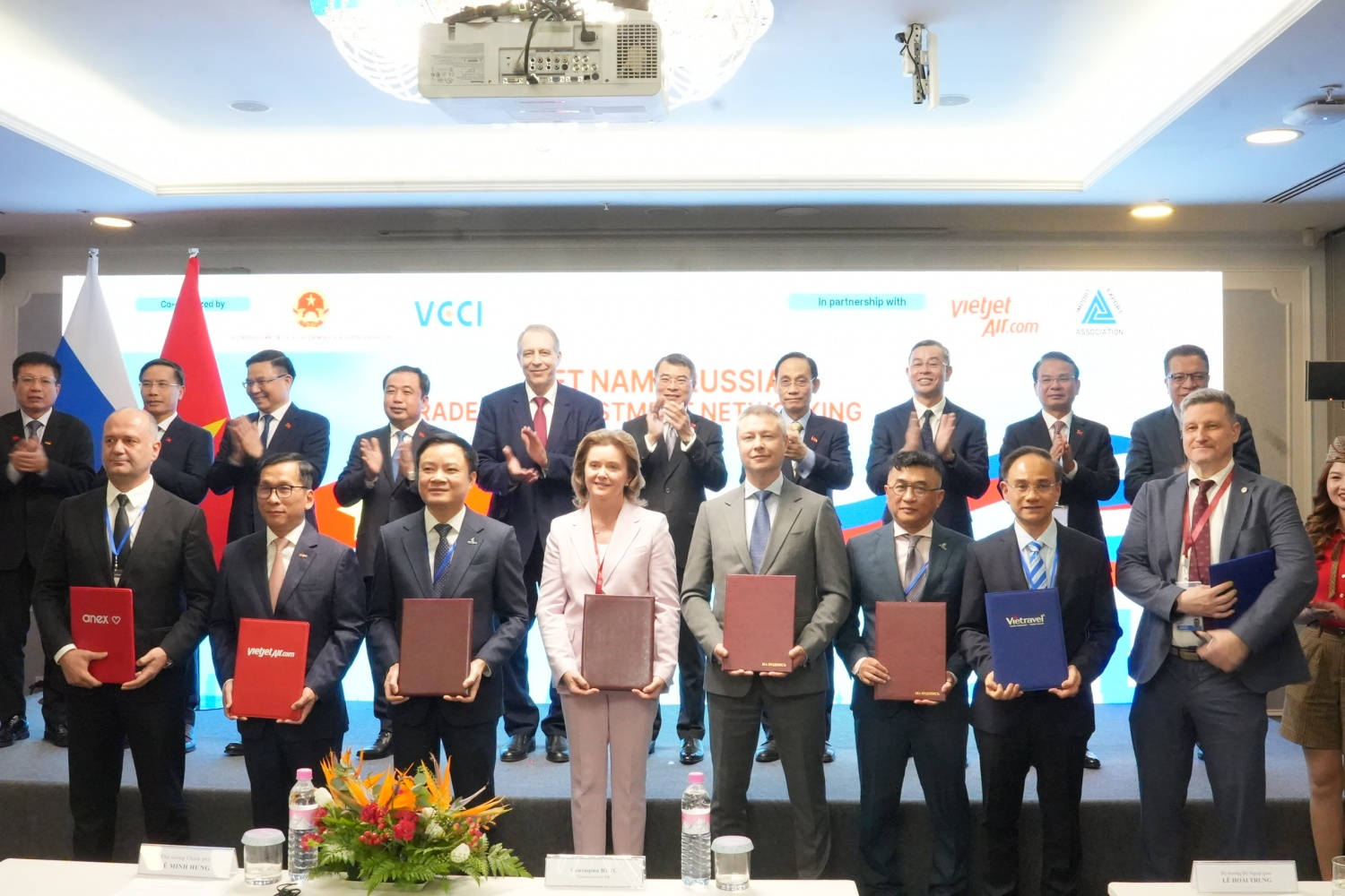 Thủ tướng Lê Minh Hưng chứng kiến trao thỏa thuận hợp tác, biên bản ghi nhớ giữa các doanh nghiệp Việt Nam và Liên bang Nga.