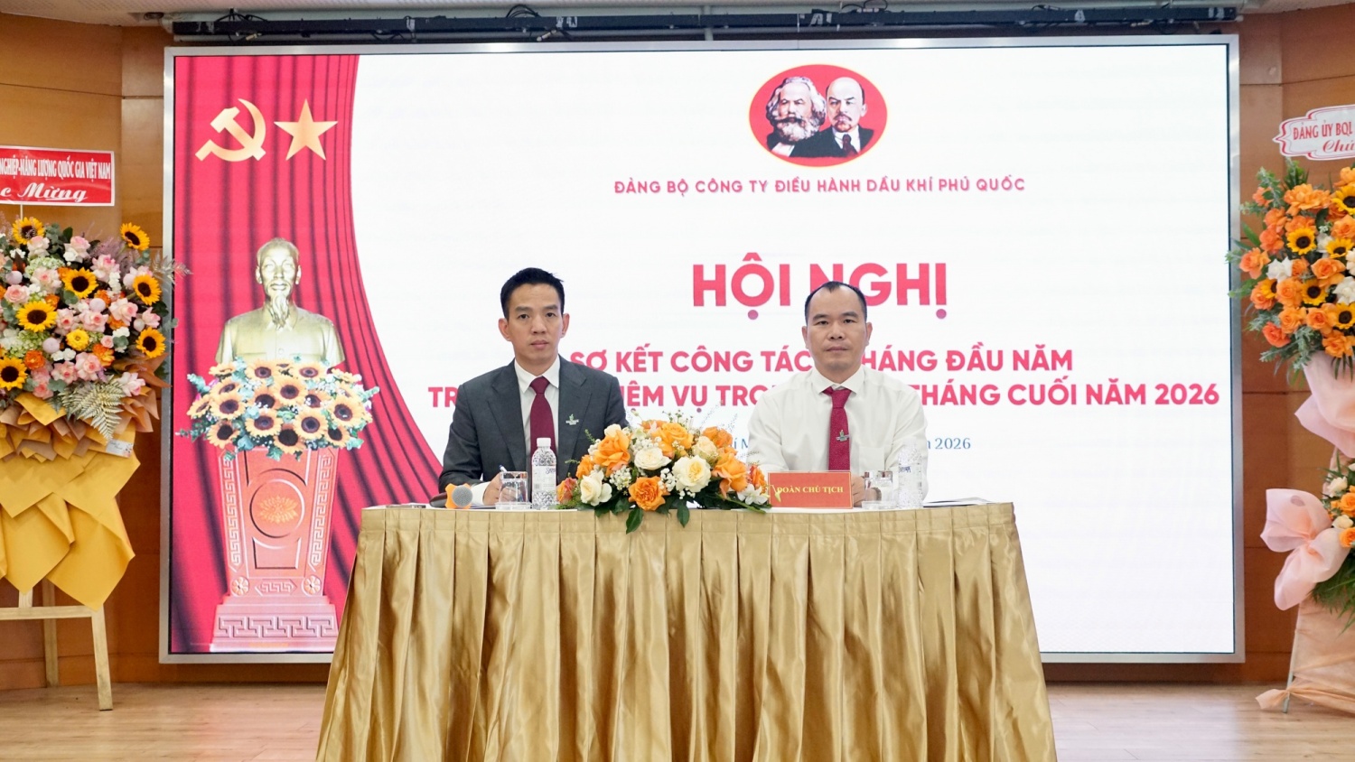 Đoàn chủ tọa điều hành hội nghị.