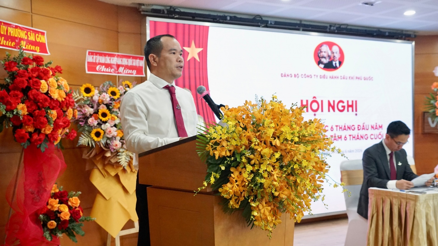 Ông Lê Trần Minh Trí - Phó Bí thư Đảng ủy, Phó Tổng Giám đốc PQPOC trình bày báo cáo sơ kết công tác Đảng 6 tháng đầu năm 2026.