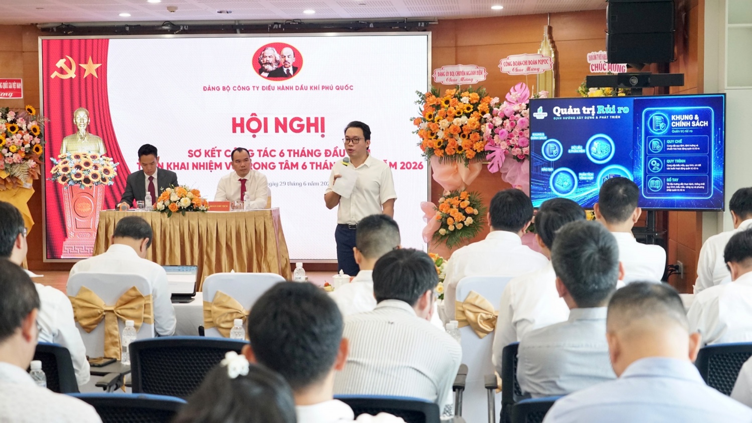 Đại biểu tham luận, đóng góp ý kiến tại hội nghị.