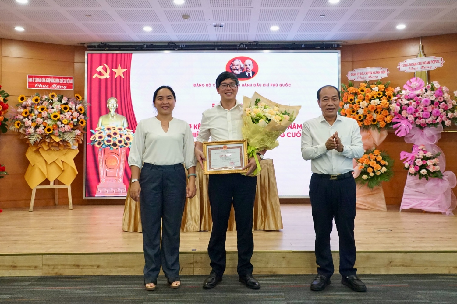 Đảng bộ PQPOC trao khen thưởng của UBND phường Sài Gòn cho cá nhân có thành tích tiêu biểu trong học tập và làm theo tư tưởng, đạo đức, phong cách Hồ Chí Minh giai đoạn 2025-2026.