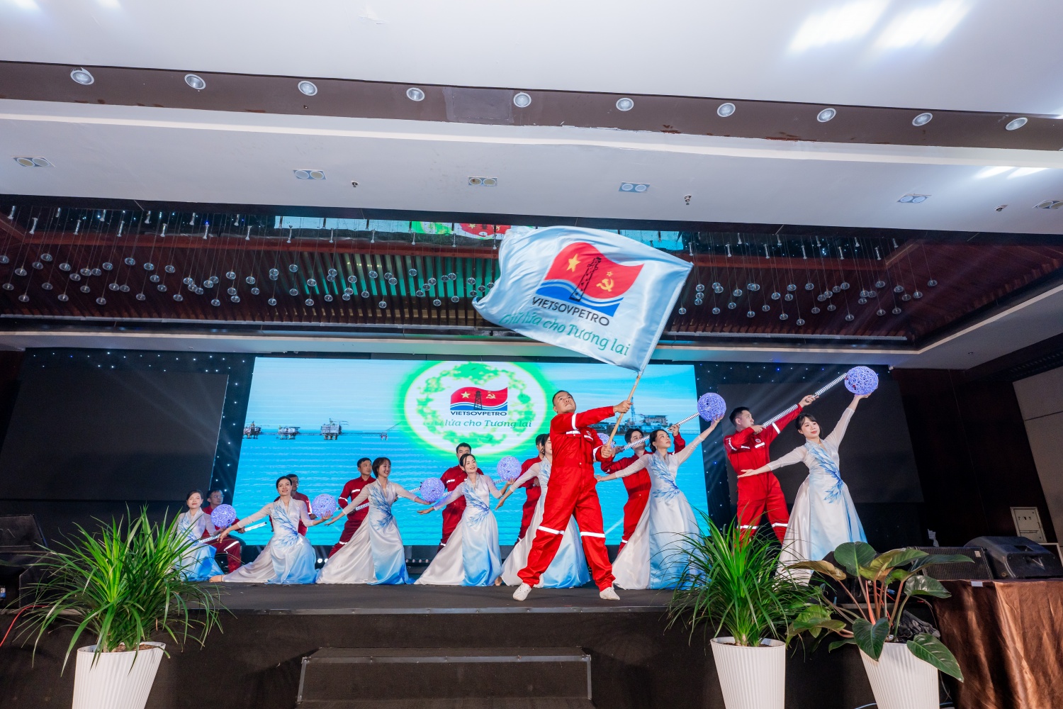 Văn nghệ thể hiện hành trình phát triển của Vietsovpetro gắn liền với sự phát triển của đất nước.