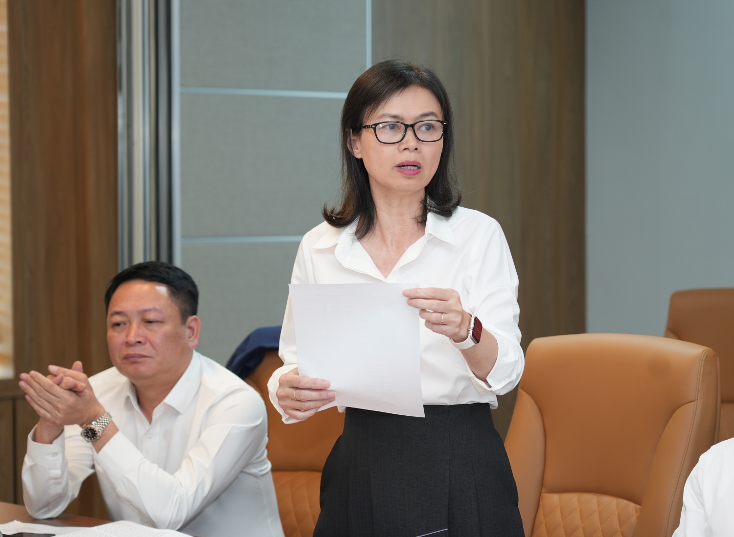 Đồng chí Ngô Hồng Vân - Ủy viên Ban Thường vụ phụ trách công tác xây dựng Đảng, Chủ tịch Công đoàn PV Power báo cáo về công tác xây dựng Đảng 6 tháng đầu năm 2026.