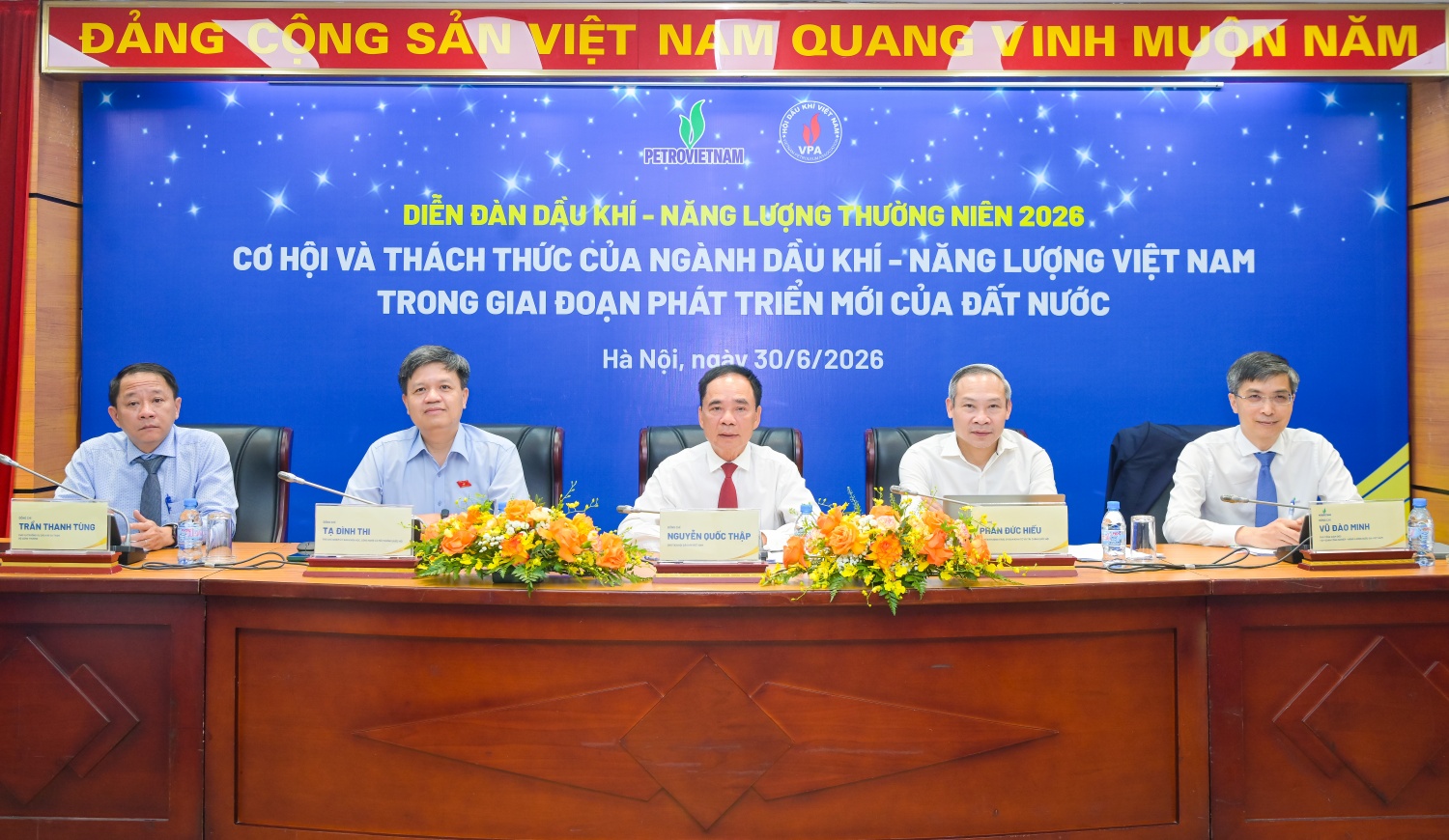 Ông Tạ Đình Thi, Phó Chủ nhiệm Ủy ban Khoa học, Công nghệ và Môi trường của Quốc hội; ông Phan Đức Hiếu, Ủy viên Thường trực Ủy ban Kinh tế và Tài chính của Quốc hội; Ông Nguyễn Quốc Thập, Chủ tịch Hội Dầu khí Việt Nam; Ông Trần Thanh Tùng, Phó Vụ trưởng Vụ Dầu khí và Than (Bộ Công Thương); Ông Vũ Đào Minh, Phó Tổng giám đốc Petrovietnam đồng chủ trì Diễn đàn