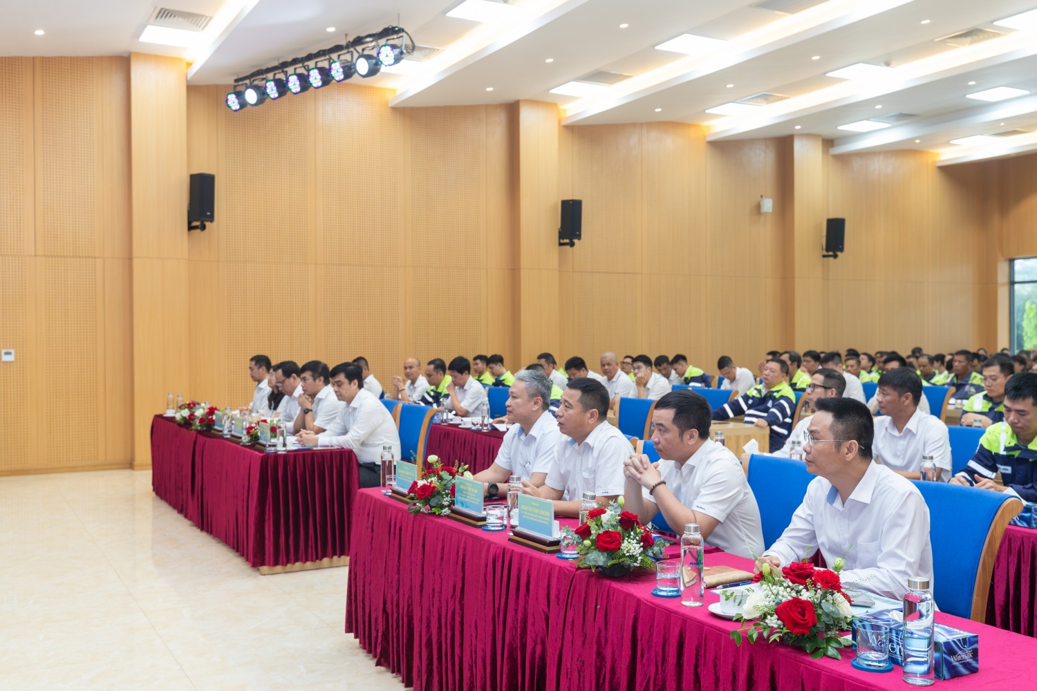 Các đại biểu tham dự Hội nghị Sơ kết hoạt động 6 tháng đầu năm 2026 tại NMNĐ Thái Bình 2.