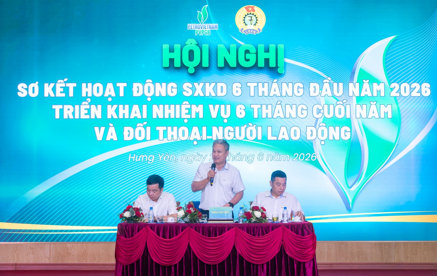 Đoàn chủ tịch điều hành hội nghị.
