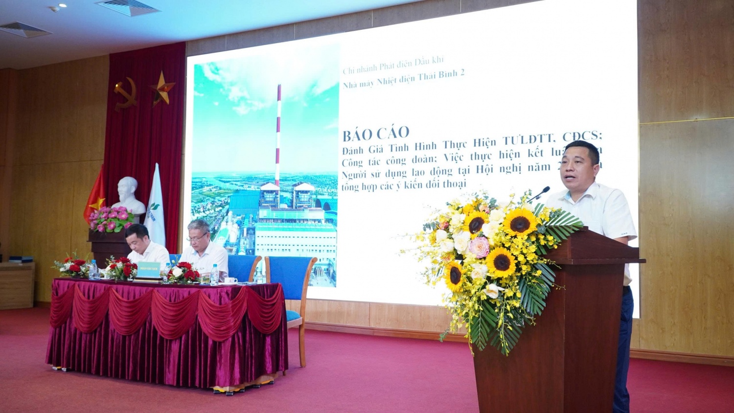 Ông Đinh Văn Ngọc - Phó Giám đốc, Chủ tịch Công đoàn NMNĐ Thái Bình 2 báo cáo tình hình thực hiện thỏa ước lao động tập thể tại Nhà máy.