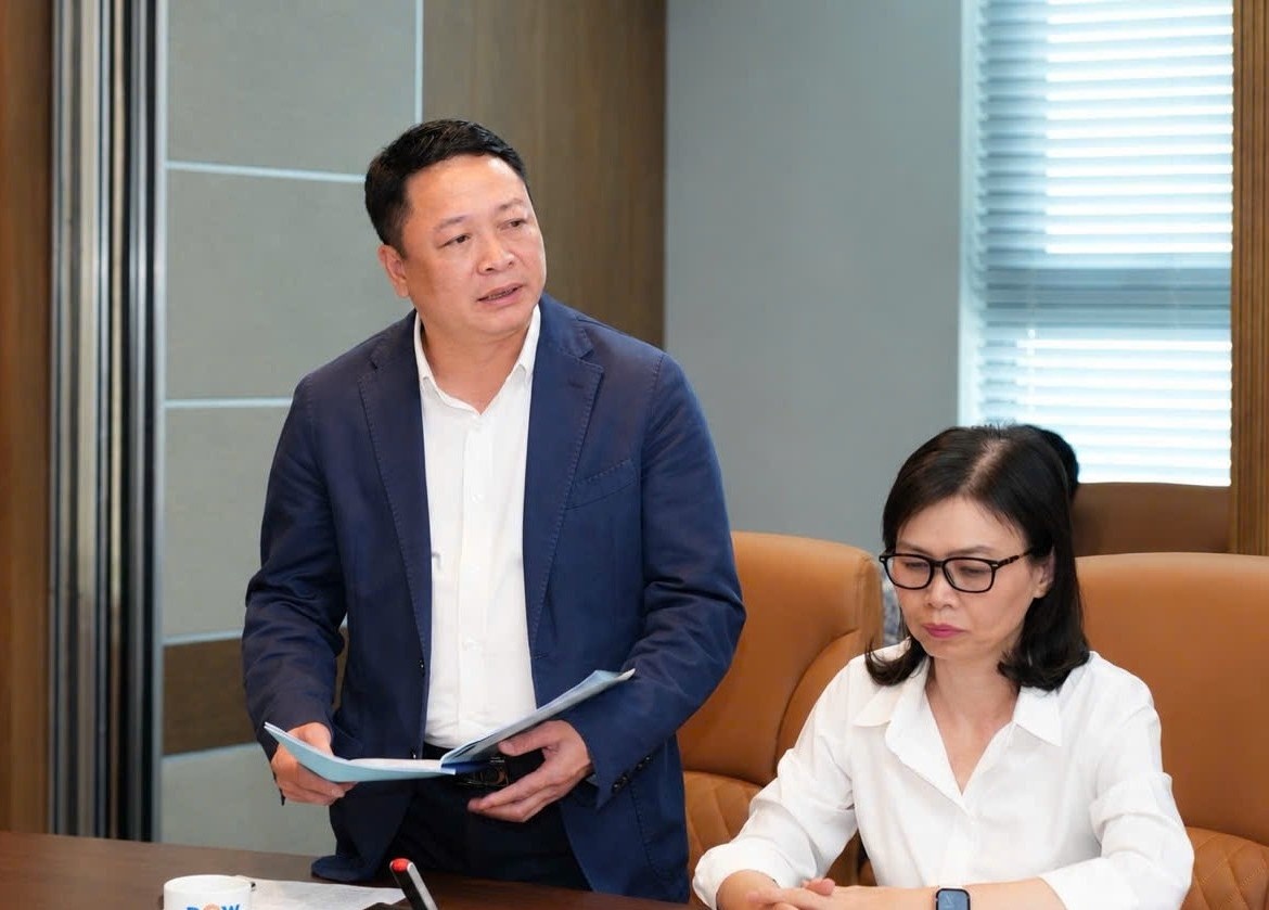 Đồng chí Nguyễn Duy Giang - Ủy viên Ban Thường vụ, Chủ nhiệm Ủy ban Kiểm tra Đảng ủy, Phó Tổng Giám đốc PV Power báo cáo về tình hình sản xuất kinh doanh của Tổng công ty.