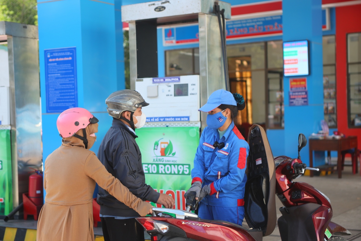 Người tiêu dùng mua xăng E10 tại cửa hàng của PVOIL.