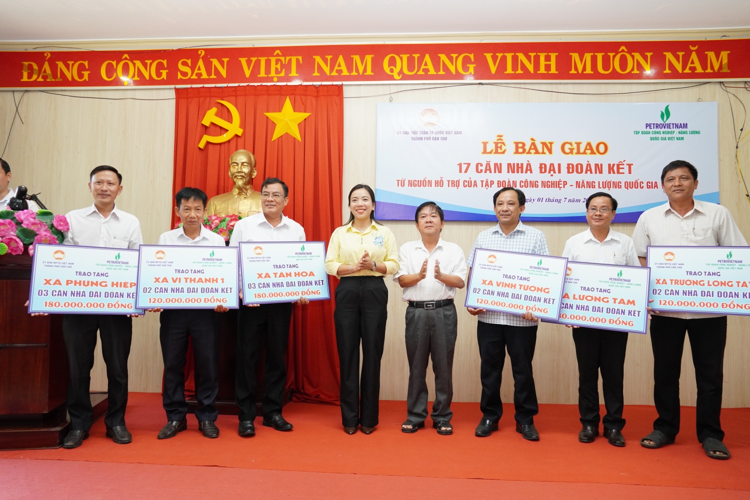 Đại diện Ban Quản lý dự án Chuyên ngành Điện - Chi nhánh Petrovietnam cùng đại diện Ủy ban MTTQ Việt Nam thành phố Cần Thơ đã trao bảng tượng trưng kinh phí hỗ trợ xây dựng nhà Đại đoàn kết cho các địa phương.