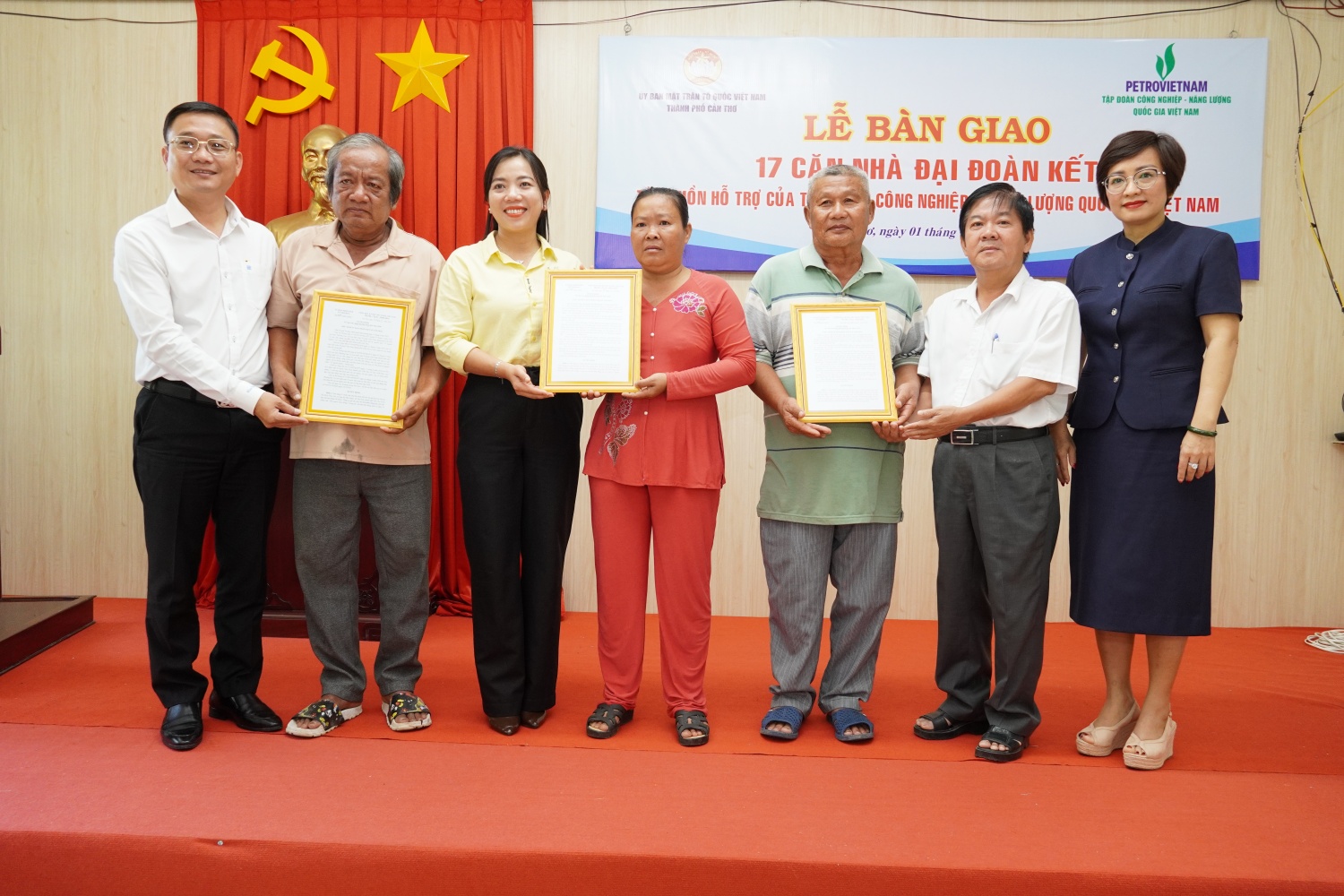 Đại diện các hộ gia đình được nhận nhà từ Ủy ban MTTQ Việt Nam thành phố Cần Thơ và lãnh đạo Ban Quản lý dự án Chuyên ngành Điện - Chi nhánh Petrovietnam.