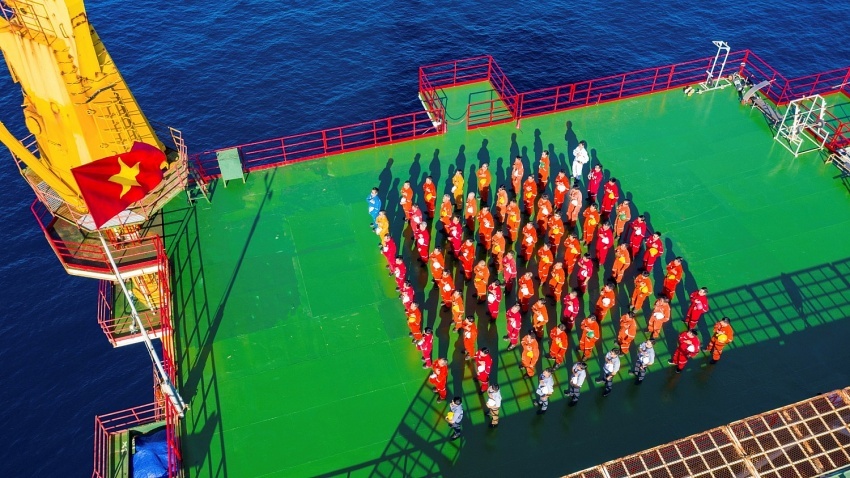 Người lao động Petrovietnam thực hiện nghi thức chào cờ tại mỏ Bạch Hổ.