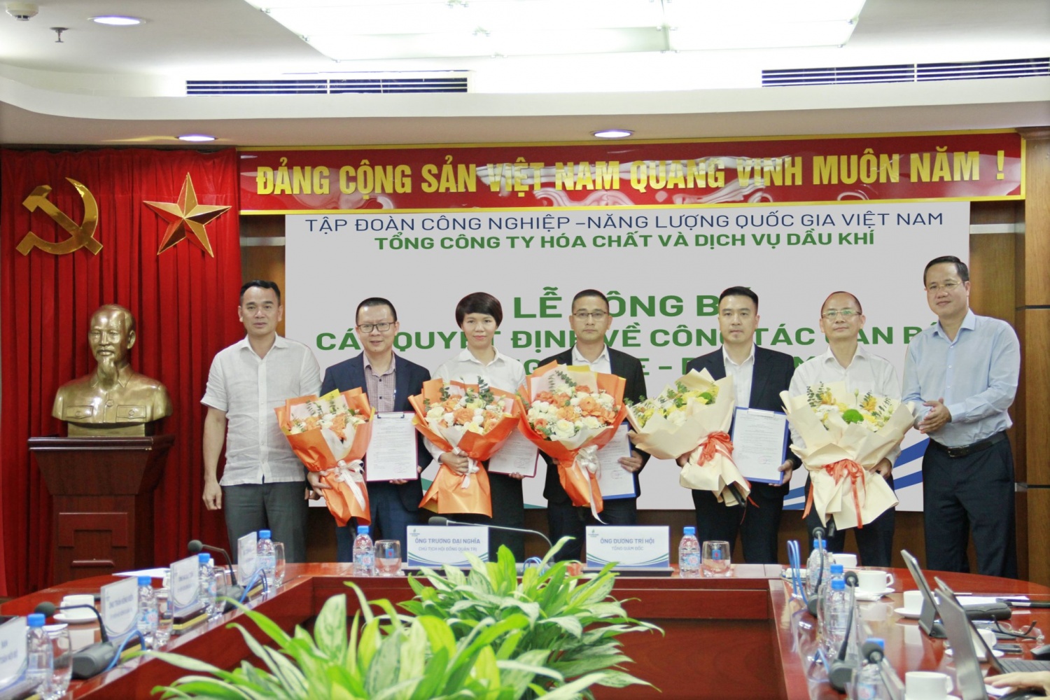 Lễ công bố và trao các quyết định về công tác cán bộ tại Công ty mẹ PVChem.
