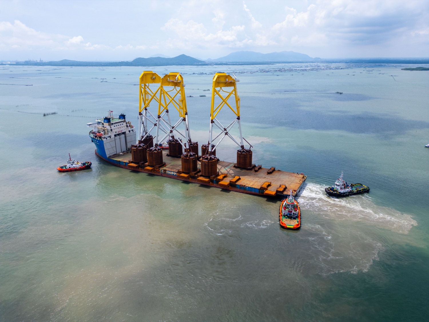 Theo tinh thần Nghị quyết số 36-NQ/TW, Petrovietnam được xác định là hạt nhân kết nối năng lượng ngoài khơi với công nghiệp đóng tàu, cơ khí chế tạo, dịch vụ kỹ thuật biển, logistics, cảng nước sâu và các ngành kinh tế biển khác.
