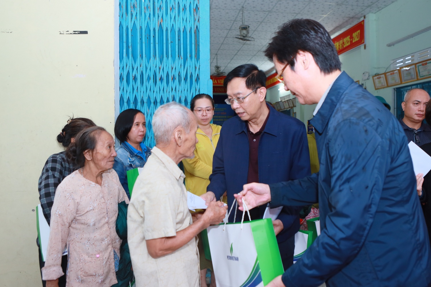 Phó Bí thư thường trực Đảng ủy Petrovietnam Trần Quang Dũng và Chủ tịch Công đoàn Petrovietnam Nguyễn Mạnh Kha thăm hỏi, động viên và trao quà cho bà con nhân dân miền Trung bị thiệt hại nghiêm trọng do bão lũ vào cuối năm 2025.