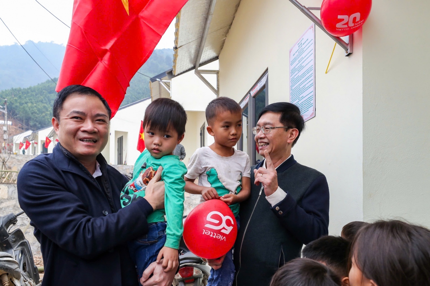 Petrovietnam thắp lên nhiều “ngọn lửa” trong cộng đồng thông qua những hoạt động an sinh xã hội, để từ đó lan tỏa và nồng đượm thêm văn hóa “Nghĩa tình Petrovietnam”. Ảnh: Chủ tịch HĐTV Petrovietnam Lê Ngọc Sơn và Phó Bí thư thường trực Đảng ủy Petrovietnam Trần Quang Dũng cùng trẻ em thôn Kho Vàng