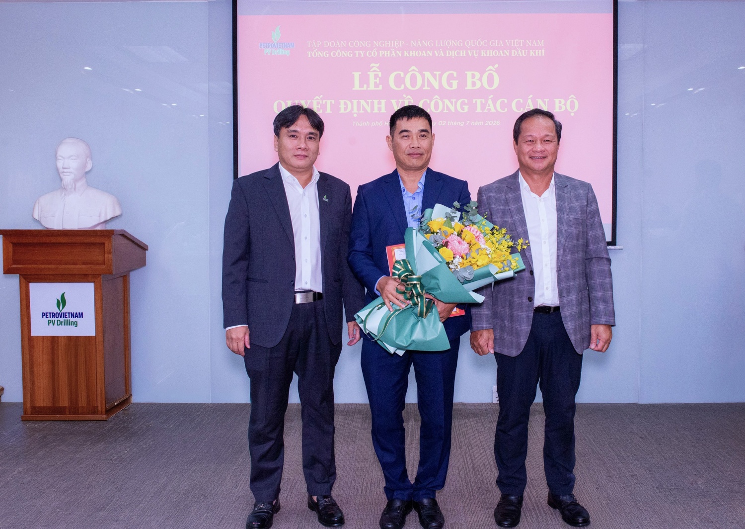 Ông Mai Thế Toàn - Bí thư Đảng ủy, Chủ tịch HĐQT và ông Nguyễn Xuân Cường - Phó Bí thư Đảng ủy, Tổng Giám đốc PV Drilling trao quyết định về công tác cán bộ và chúc mừng tân Phó Tổng Giám đốc Thái Huy Dũng vào sáng 2/7.