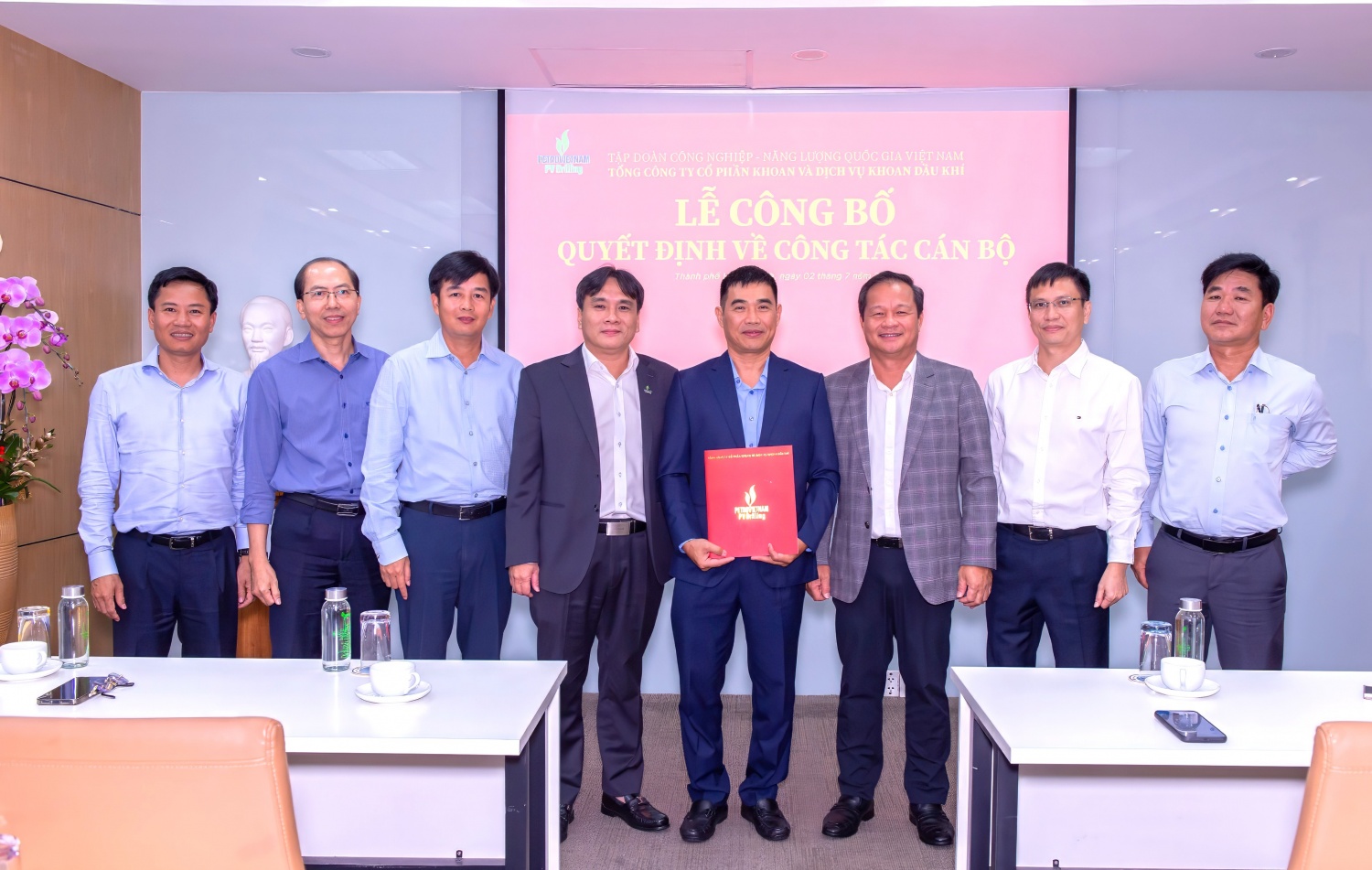 Ban lãnh đạo PV Drilling chúc mừng tân Phó Tổng Giám đốc Thái Huy Dũng.