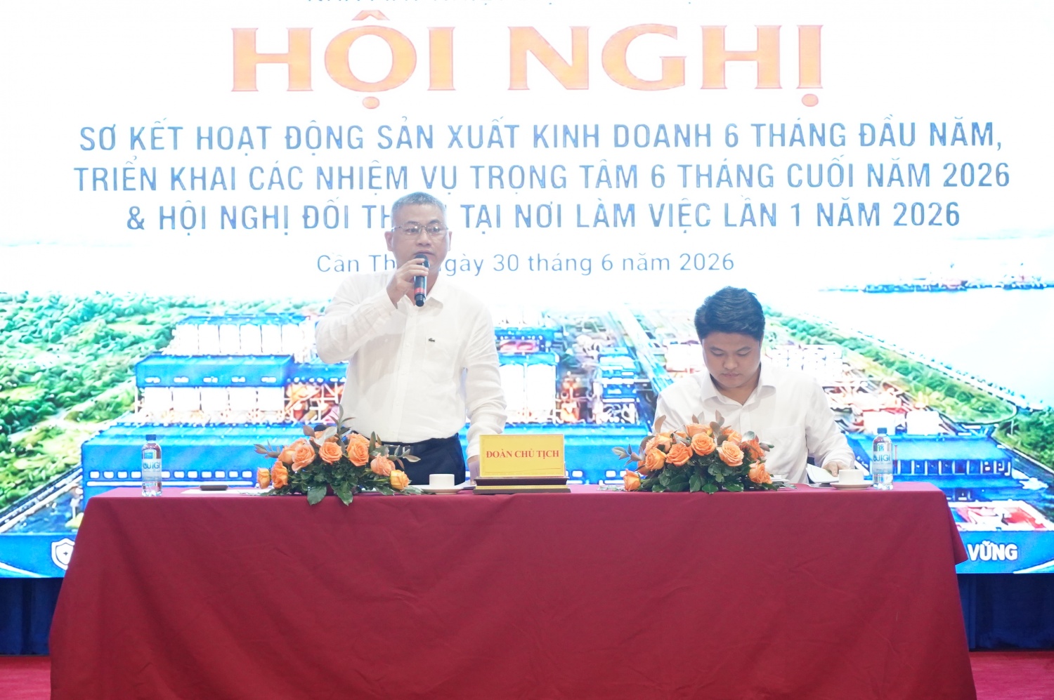 Đoàn Chủ tịch điều hành Hội nghị.