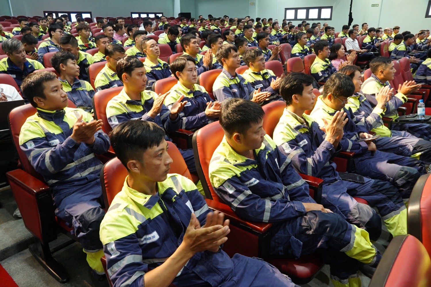 Đông đảo cán bộ, công nhân viên, người lao động tham gia Hội nghị.