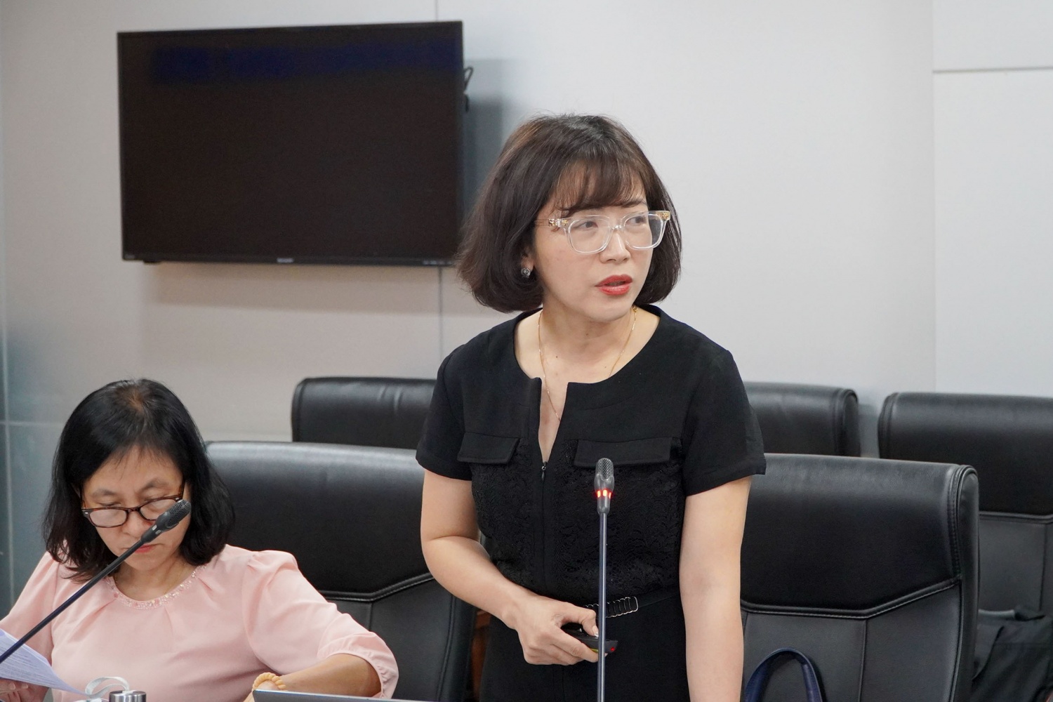 Bà Nguyễn Thị Thu Hương - Phó Trưởng Ban Kiểm soát nội bộ Petrovietnam báo cáo tại buổi làm việc.