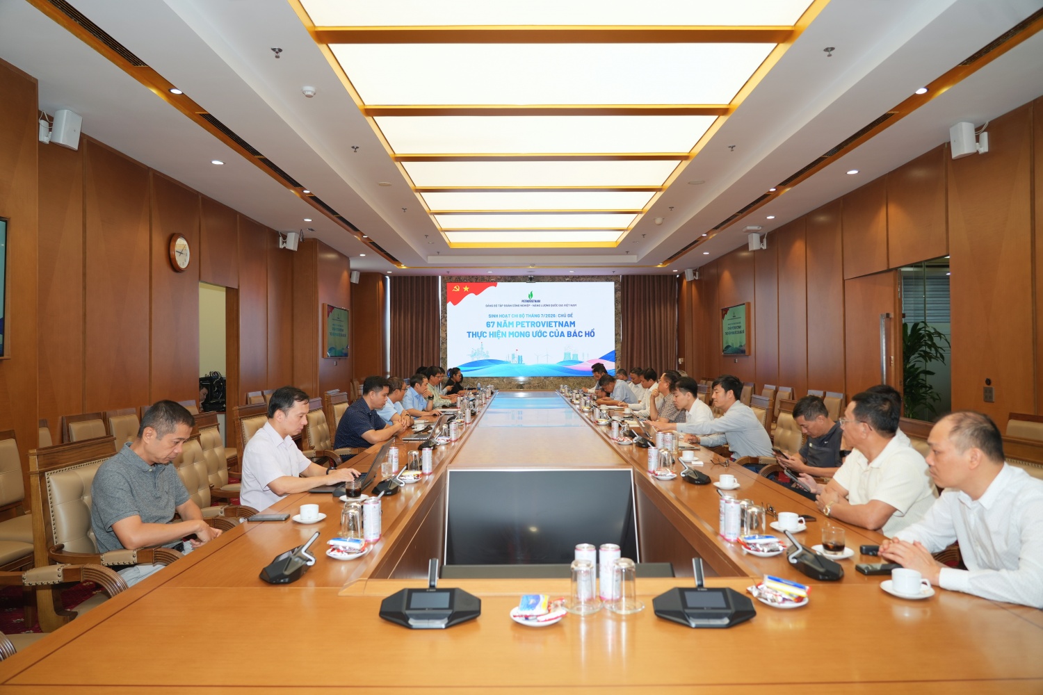 Chi bộ Ban Điện và Năng lượng tái tạo quán triệt tinh thần “67 năm Petrovietnam thực hiện mong ước của Bác Hồ”.