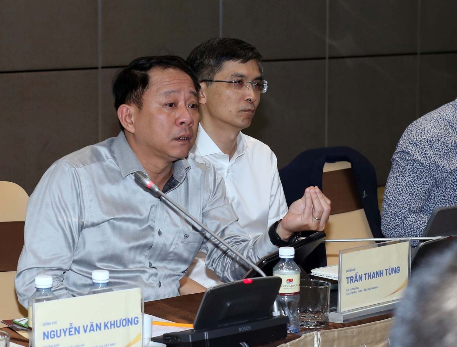 Ông Trần Thanh Tùng, Phó Vụ trưởng Vụ Dầu khí và Than, Bộ Công Thương, trao đổi các vấn đề kỹ thuật và quản lý nhằm tháo gỡ vướng mắc trong công tác an toàn các công trình năng lượng.