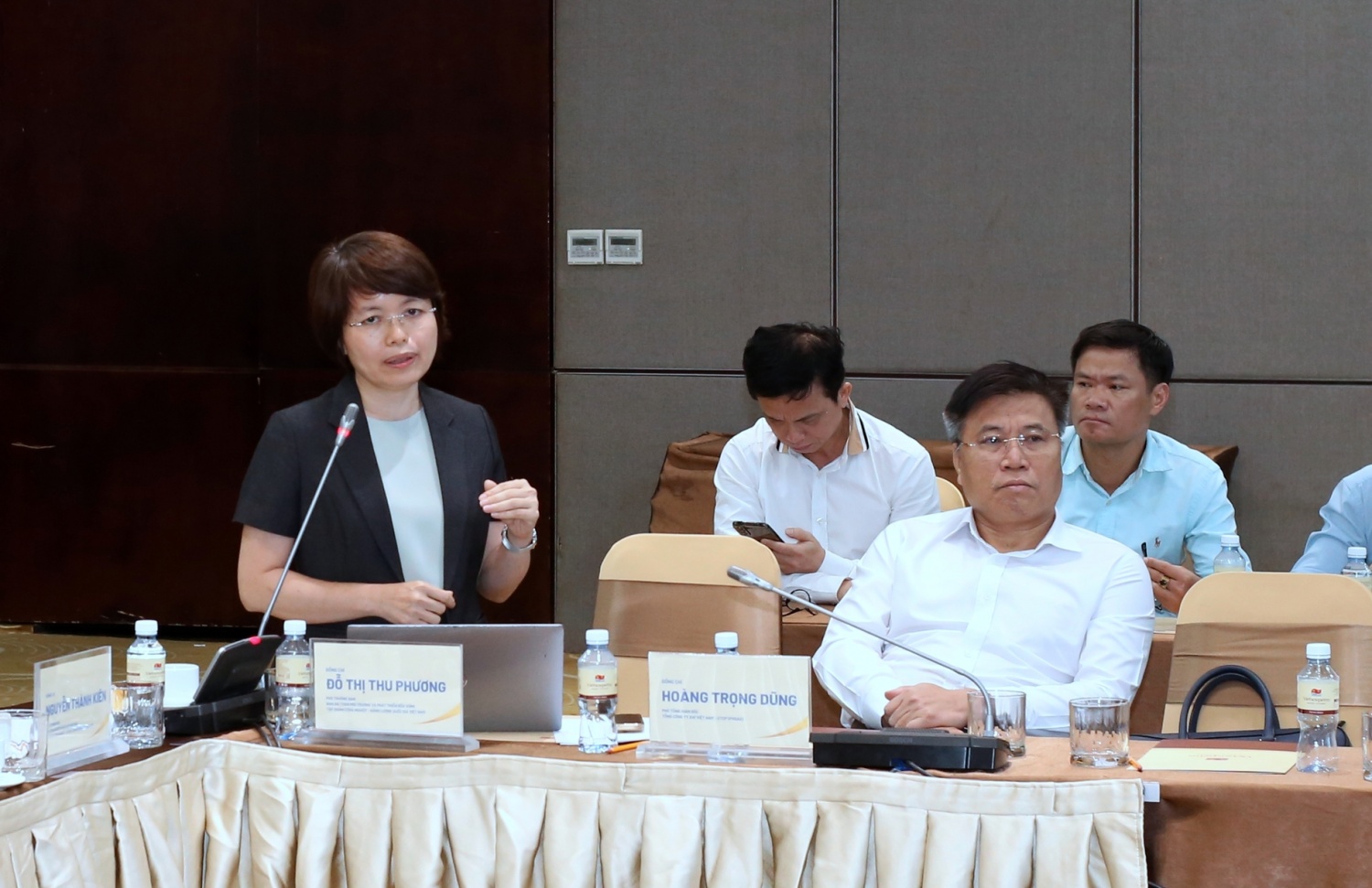 Từ các vấn đề được nêu ra tại Hội thảo, các đại biểu đã cùng thảo luận hướng vào những nút thắt lớn cần tháo gỡ ở cấp Tập đoàn, cũng như yêu cầu hoàn thiện cơ chế quản trị đồng bộ hơn giữa Tập đoàn, đơn vị và các cơ quan quản lý nhà nước.