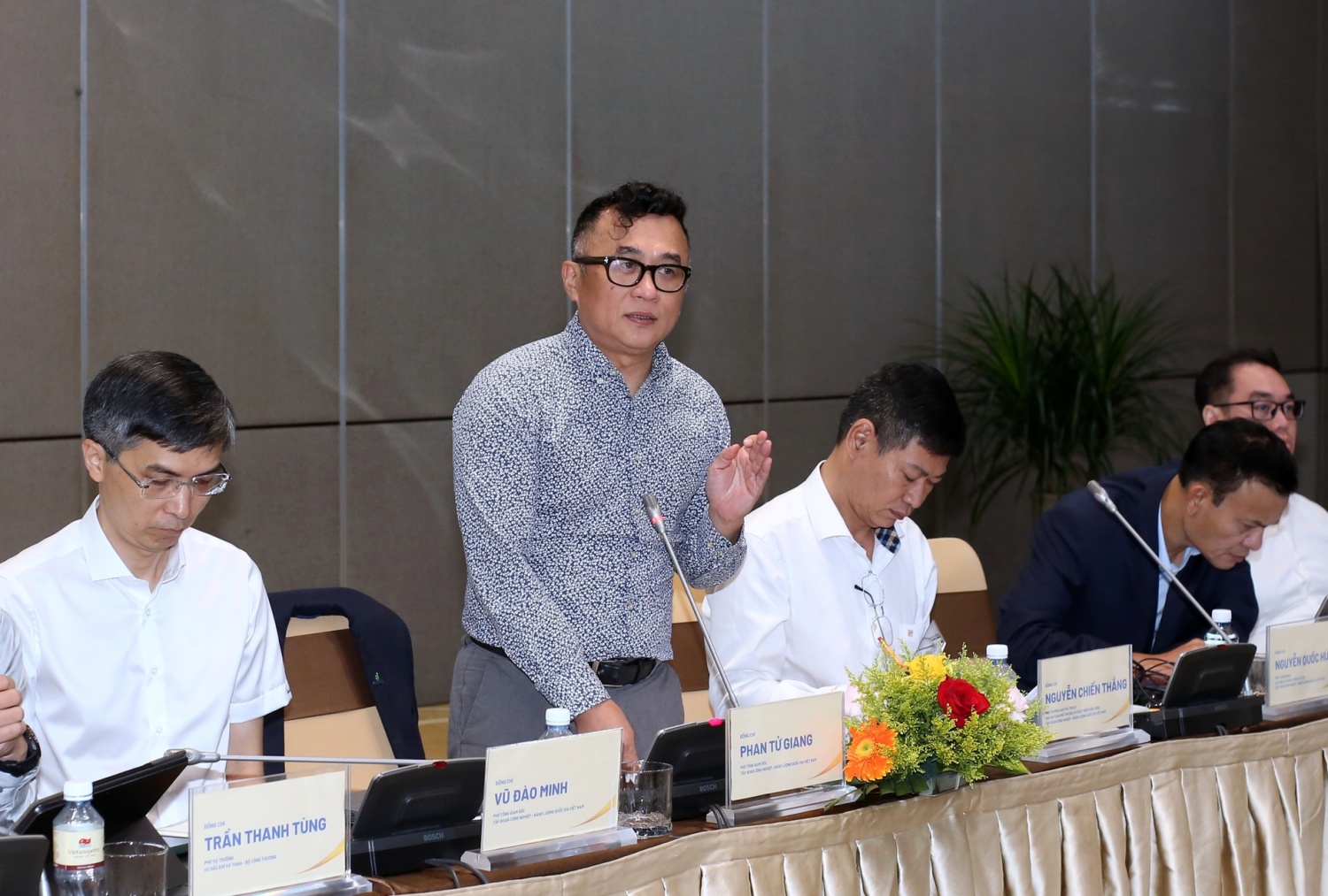 Phó Tổng Giám đốc Petrovietnam Phan Tử Giang nhấn mạnh, công tác an toàn gắn với cam kết của Petrovietnam với khách hàng, đối tác, cơ quan quản lý và các bên liên quan; đồng thời gắn trực tiếp với trách nhiệm bảo vệ an toàn, sức khỏe cho cán bộ, công nhân viên trong toàn hệ thống.