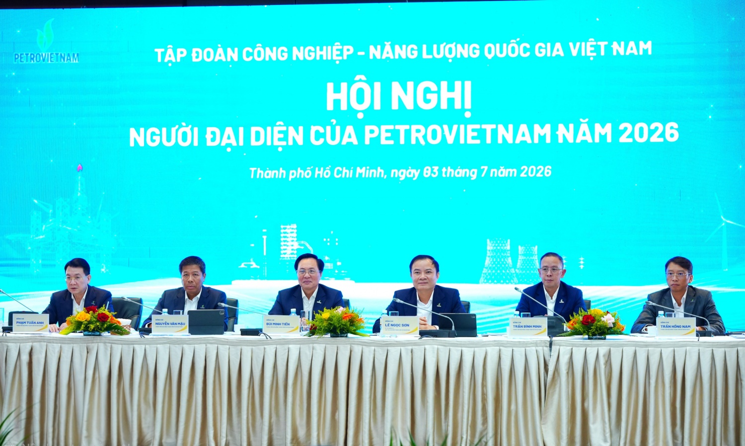 Chủ tịch HĐTV Petrovietnam Lê Ngọc Sơn, cùng các Thành viên HĐTV: Bùi Minh Tiến, Nguyễn Văn Mậu, Phạm Tuấn Anh, Trần Bình Minh, Trần Hồng Nam điều hành Hội nghị