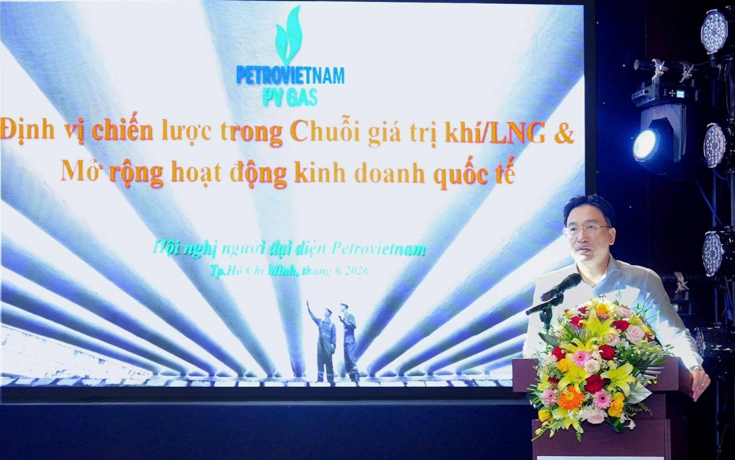Ông Nguyễn Thanh Bình – Chủ tịch HĐQT PV GAS trình bày tham luận về định vị chiến lược của PV GAS trong chuỗi giá trị khí/LNG và mở rộng kinh doanh quốc tế, trọng tâm là củng cố vai trò doanh nghiệp khí chủ lực, phát triển hạ tầng LNG, tham gia sâu hơn vào chuỗi thượng nguồn – trung nguồn – hạ nguồn, đồng thời mở rộng thị trường, sản phẩm năng lượng xanh và năng lực quản trị theo chuẩn quốc tế.