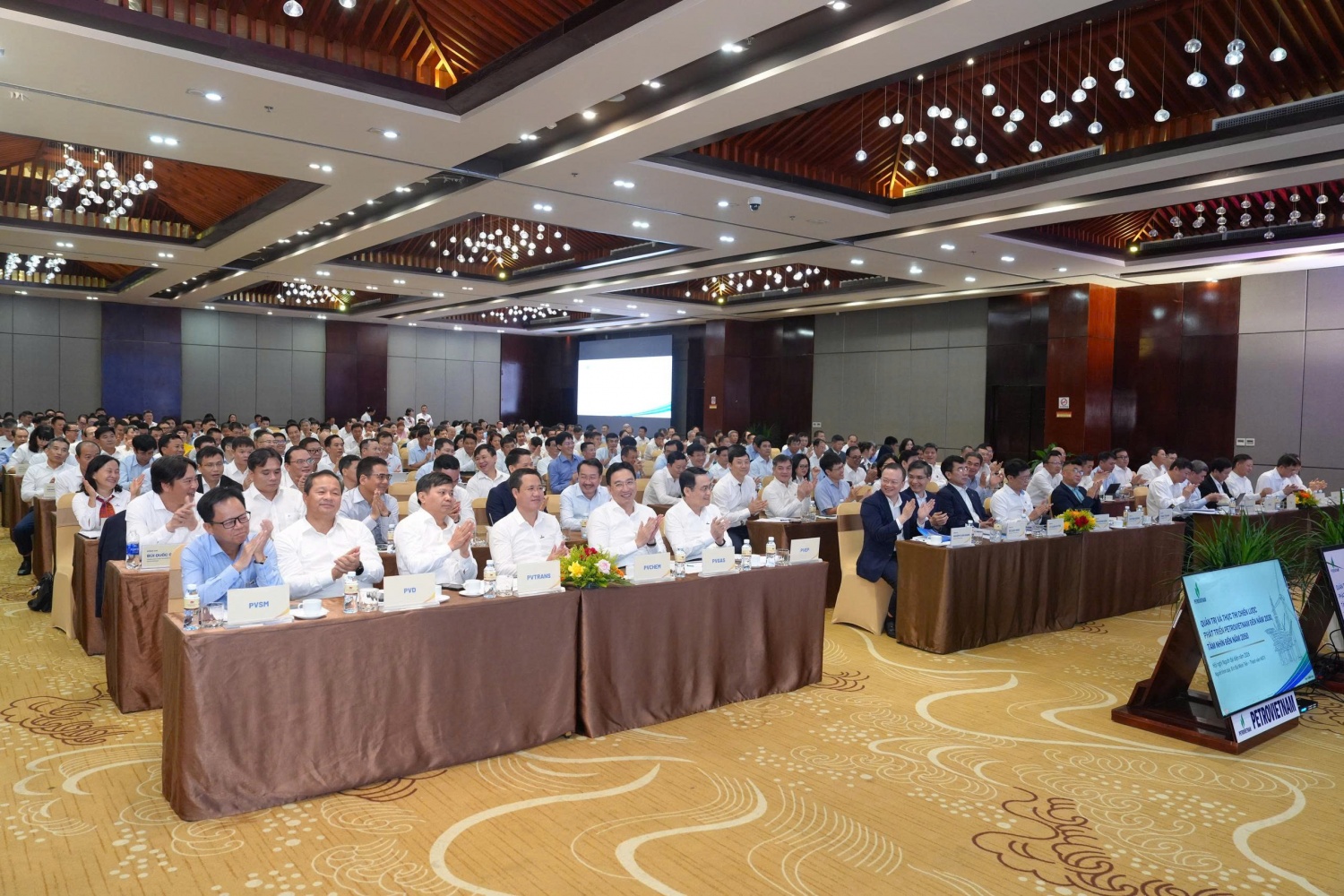 Hội nghị có sự tham dự của HĐTV, Ban Tổng Giám đốc, lãnh đạo các ban chuyên môn/Văn phòng Tập đoàn, lãnh đạo các đơn vị thành viên, cùng đội ngũ người đại diện của Petrovietnam tại các đơn vị.