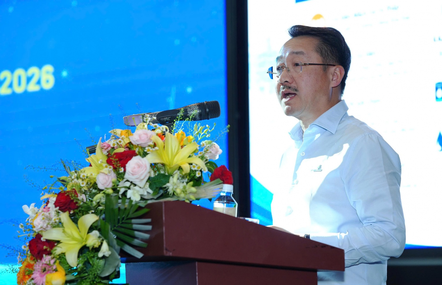 Ông Nguyễn Thiện Bảo – Tổng Giám đốc PVEP trình bày tham luận về chiến lược mở rộng E&P quốc tế, M&A và bảo đảm gia tăng trữ lượng, sản lượng giai đoạn 2026–2030 của PVEP. Tham luận tập trung nhận diện yêu cầu bảo đảm gia tăng trữ lượng, sản lượng giai đoạn 2026–2030, trong đó trọng tâm là mở rộng E&P quốc tế có chọn lọc, đẩy mạnh M&A các tài sản dầu khí đang tạo dòng tiền, đồng thời duy trì thăm dò trong nước, nâng năng lực tài chính, quản trị rủi ro và cơ chế phân cấp để giữ vai trò nòng cốt của PVEP trong lĩnh vực thăm dò khai thác của Petrovietnam.