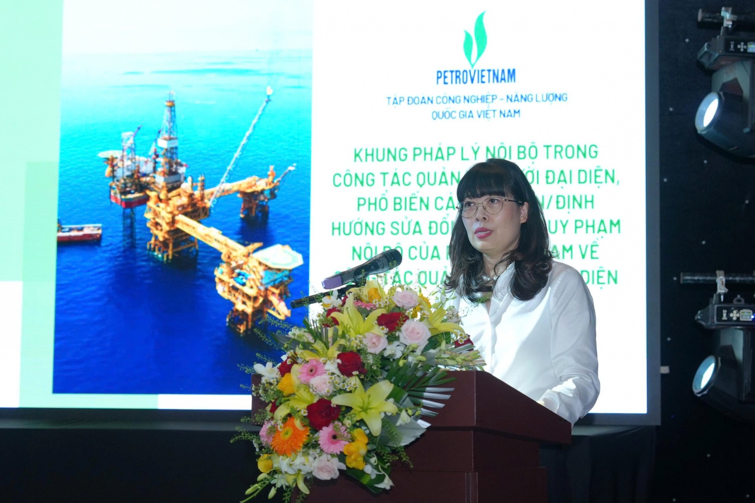 Bà Nguyễn Thị Thủy Tiên – Trưởng ban Pháp chế và Quản lý Đấu thầu Petrovietnam trình bày báo cáo chuyên đề về khung pháp lý trong công tác quản lý người đại diện và các văn bản quy phạm nội bộ mới ban hành hoặc có nội dung trọng tâm cần lưu ý; nhấn mạnh yêu cầu hoàn thiện cơ chế phân cấp, phân quyền, xác định rõ thẩm quyền – trách nhiệm – cơ chế báo cáo, chuyển từ quản lý theo từng vụ việc sang quản trị theo quy chế, quy trình và tiêu chí kiểm soát rủi ro, nhằm nâng cao hiệu quả quản lý vốn của Petrovietnam tại doanh nghiệp.