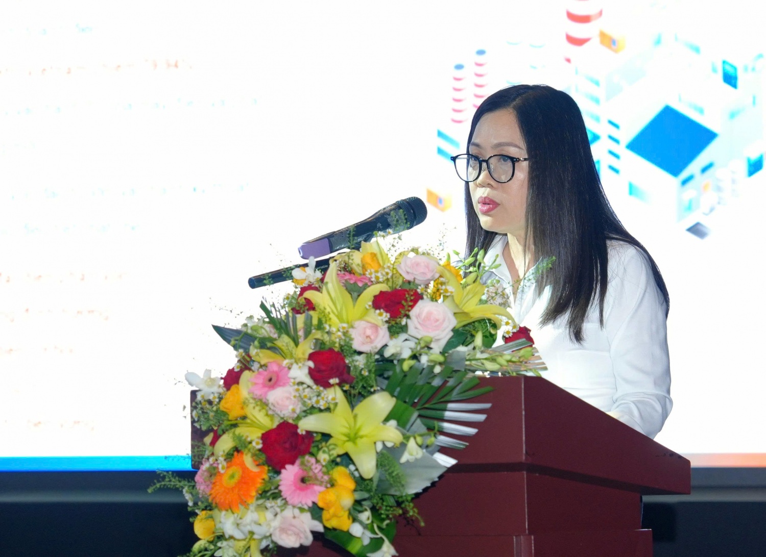 Bà Nguyễn Thị Ngọc Bích - Thành viên HĐQT PVPower trình bày tham luận về kinh nghiệm phối hợp thực thi quyền đại diện vốn tại doanh nghiệp điện lực, trọng tâm là cơ chế phối hợp giữa Người đại diện phần vốn, Hội đồng quản trị, Ban điều hành và Ban Kiểm soát trong một doanh nghiệp điện niêm yết, qua đó bảo đảm quản trị minh bạch, kiểm soát rủi ro, vận hành an toàn hệ thống và phát huy liên kết trong hệ sinh thái Petrovietnam.